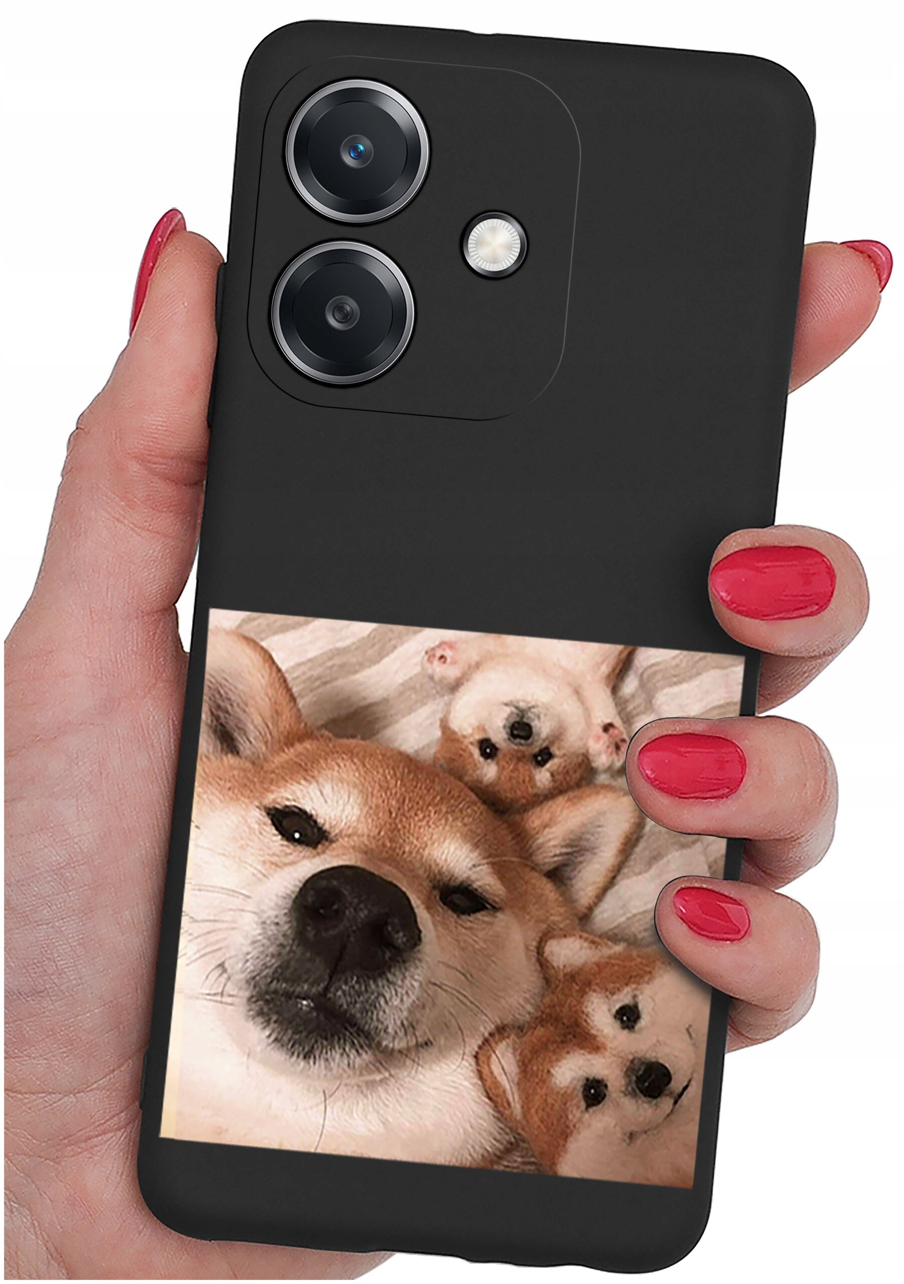 Czarna obudowa telefonu z nadrukiem trzech psów rasy Shiba Inu. Obudowa jest trzymana w dłoni z pomalowanymi na czerwono paznokciami.