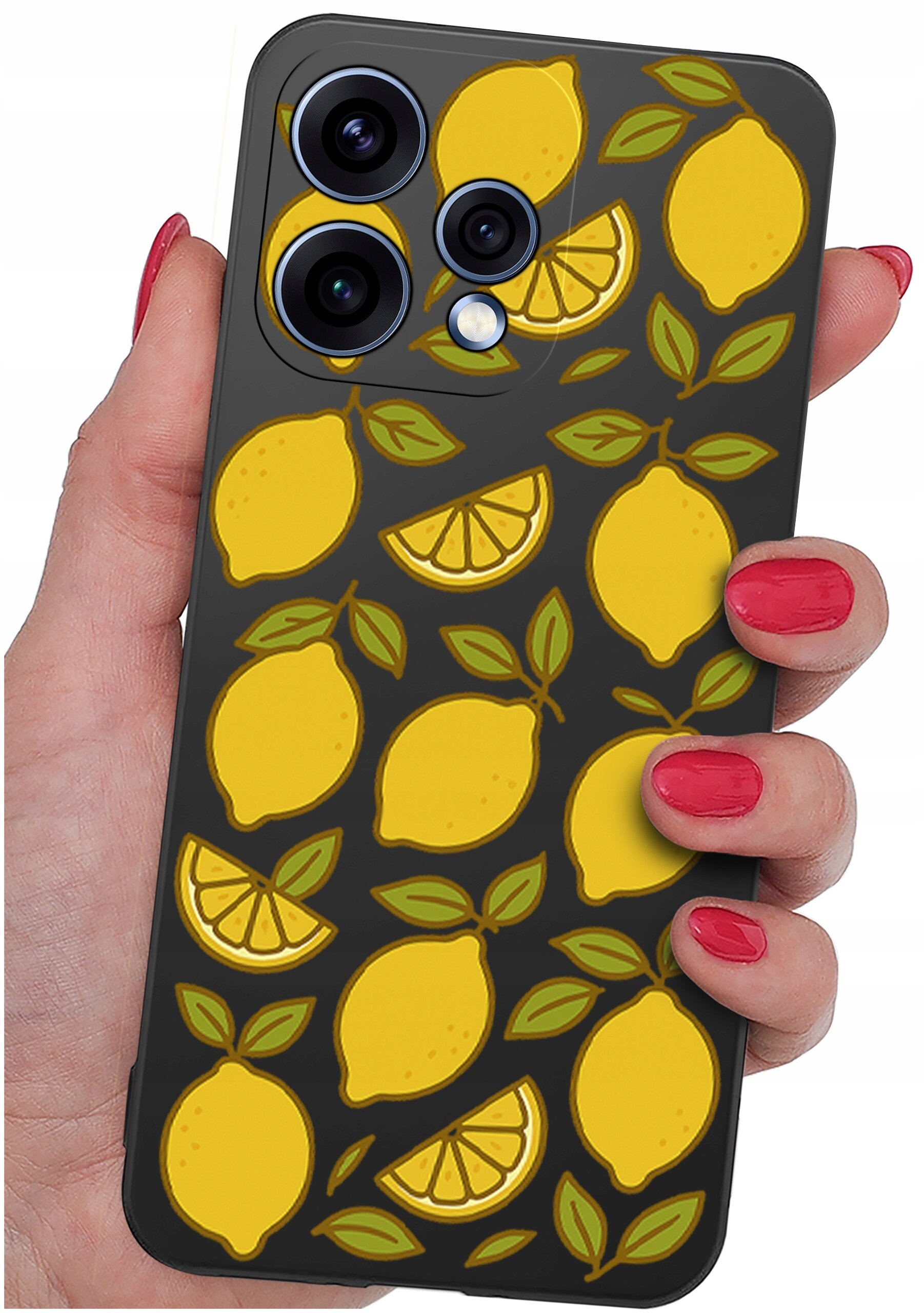 Osoba trzyma telefon w etui z wzorem cytryn i liści na ciemnym tle. Etui ma trzy otwory na aparaty fotograficzne.