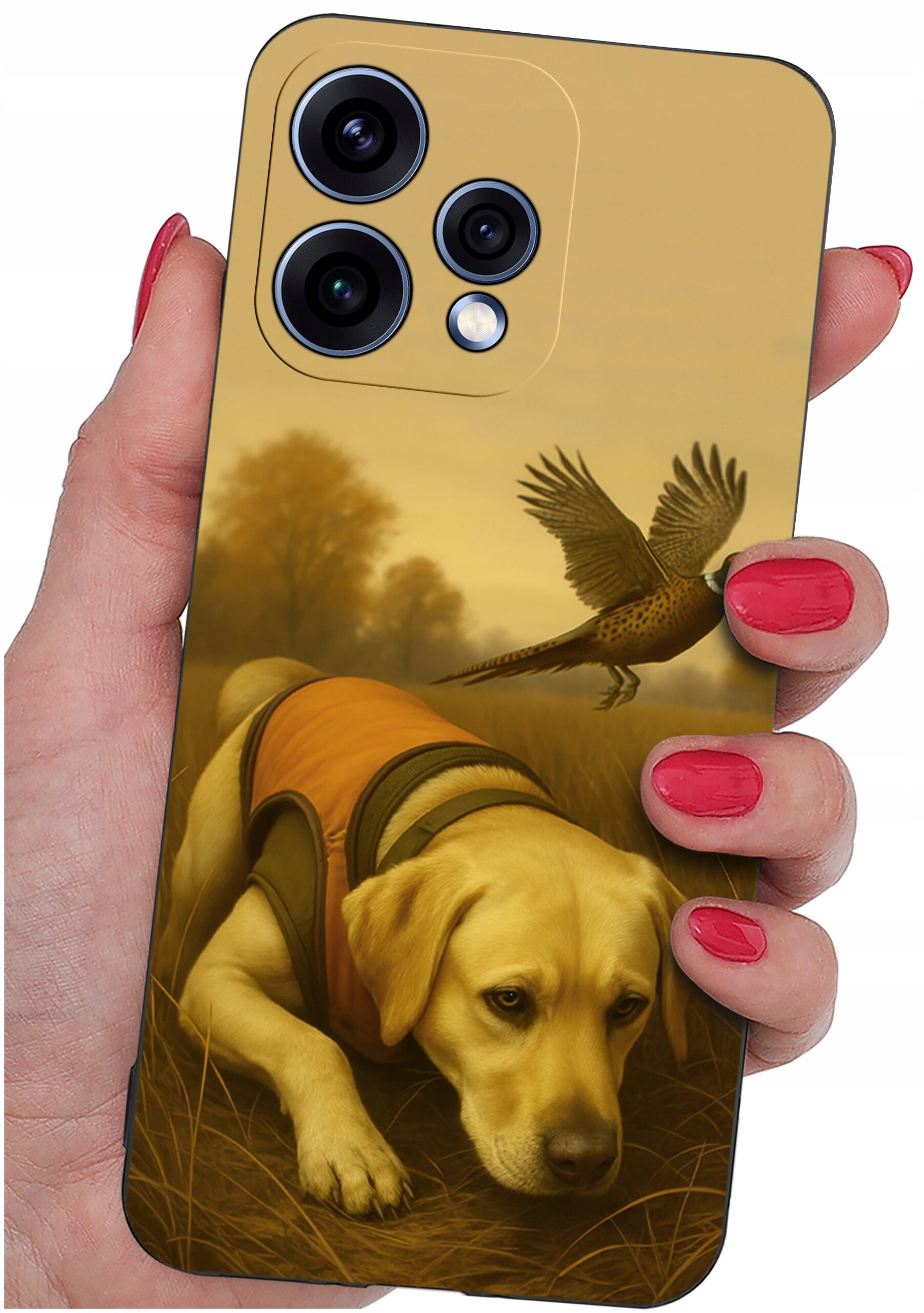 Etui na telefon z nadrukiem psa w pomarańczowej kamizelce i lecącego ptaka na tle jesiennego krajobrazu. Etui trzymane jest w dłoni z pomalowanymi na czerwono paznokciami.