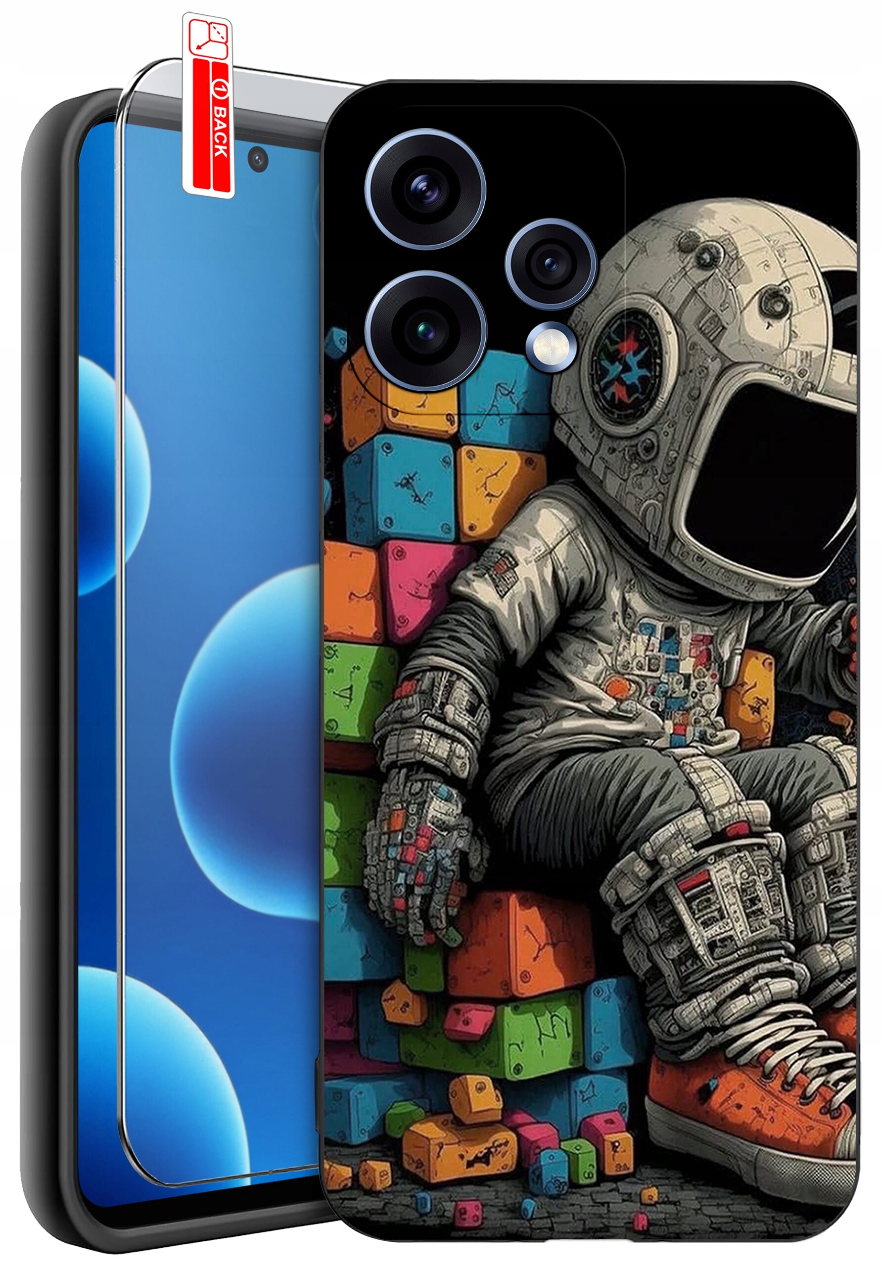 Etui na telefon z kolorowym wzorem przedstawiającym astronautę siedzącego na klockach. Obok znajduje się szkło ochronne z oznaczeniem \'BACK\'.