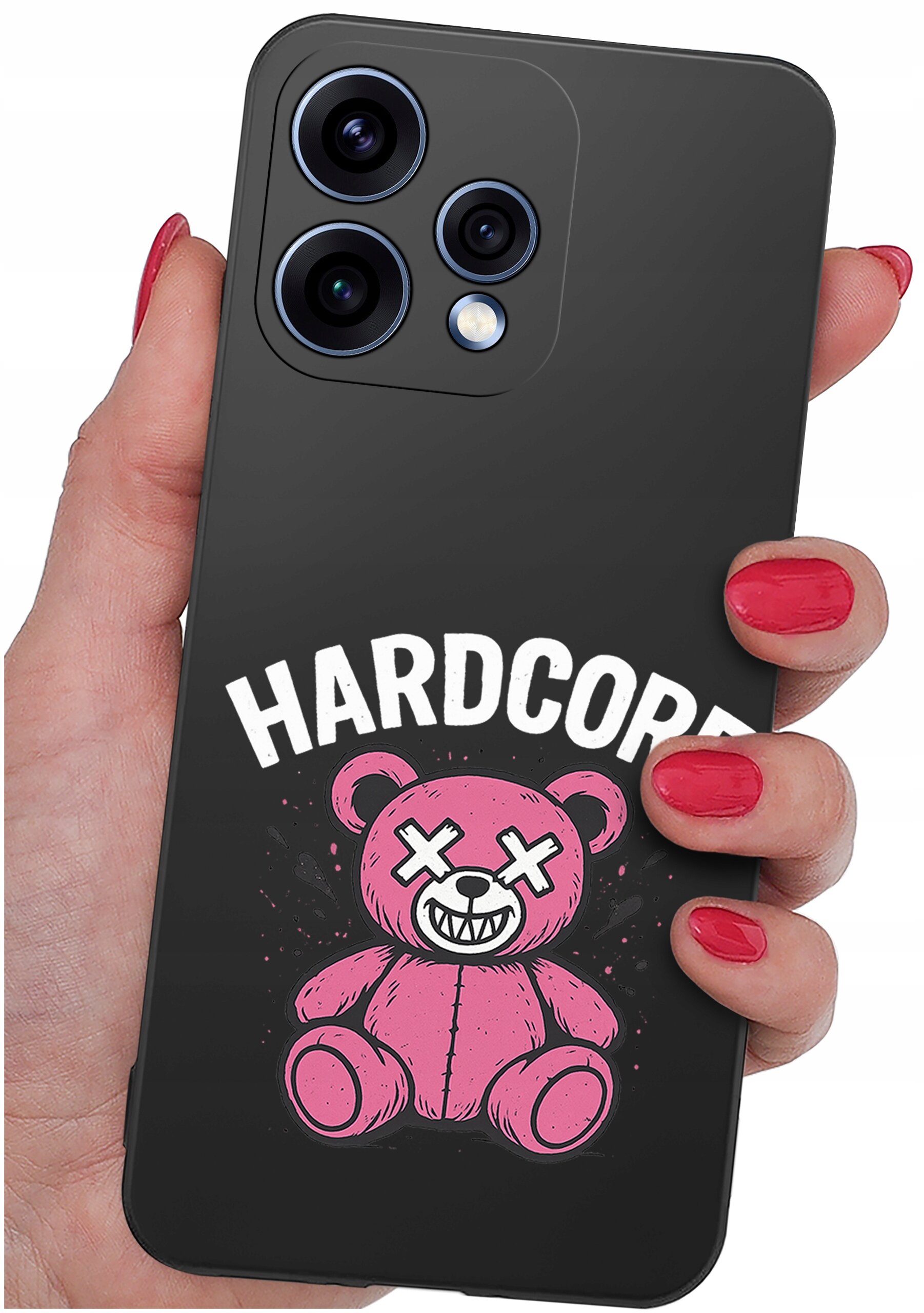 Czarna obudowa telefonu z różowym misiem o skrzyżowanych oczach i napisem \'HARDCORE\'. Obudowa jest trzymana w dłoni z pomalowanymi na czerwono paznokciami.