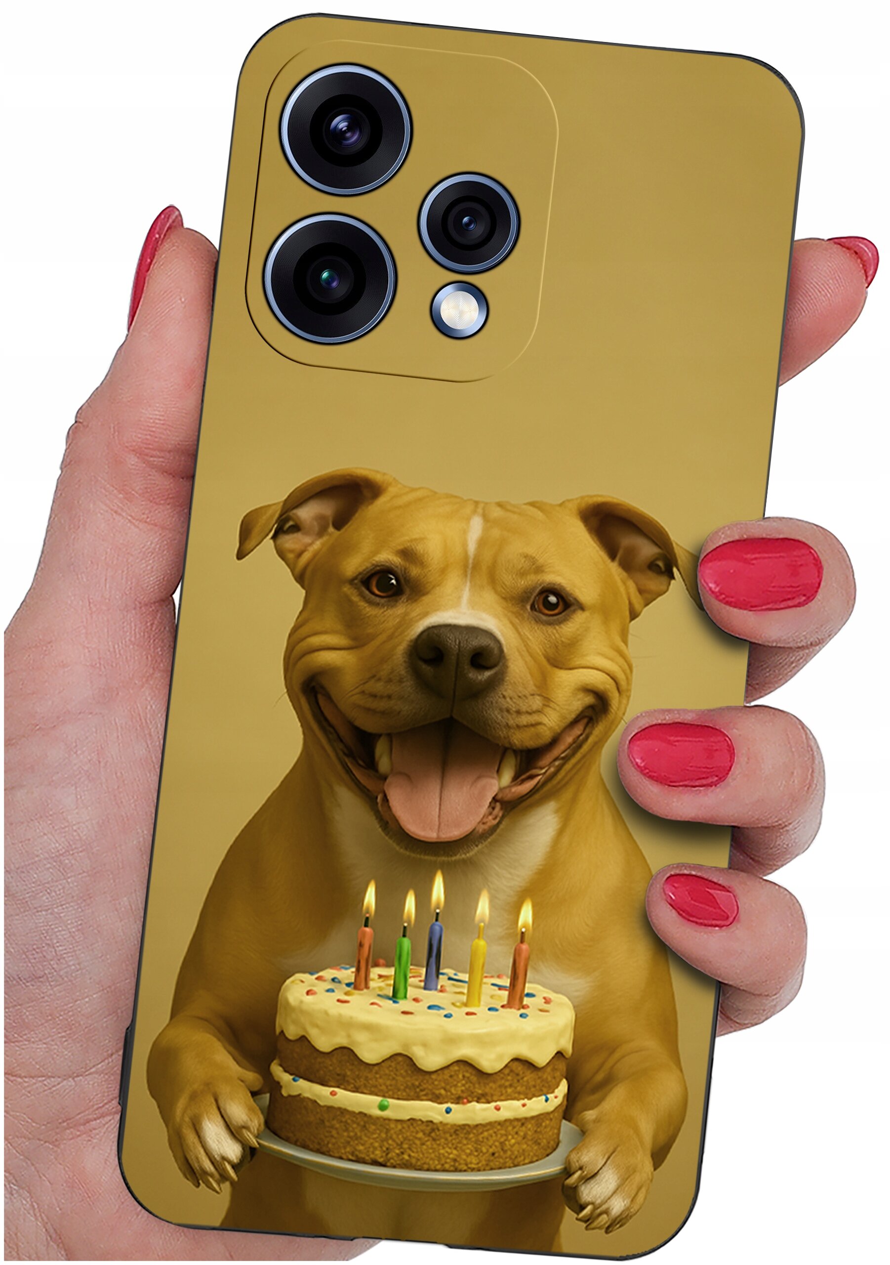 Etui na telefon z nadrukiem psa trzymającego tort urodzinowy z zapalonymi świeczkami. Etui jest trzymane w dłoni z pomalowanymi na czerwono paznokciami.
