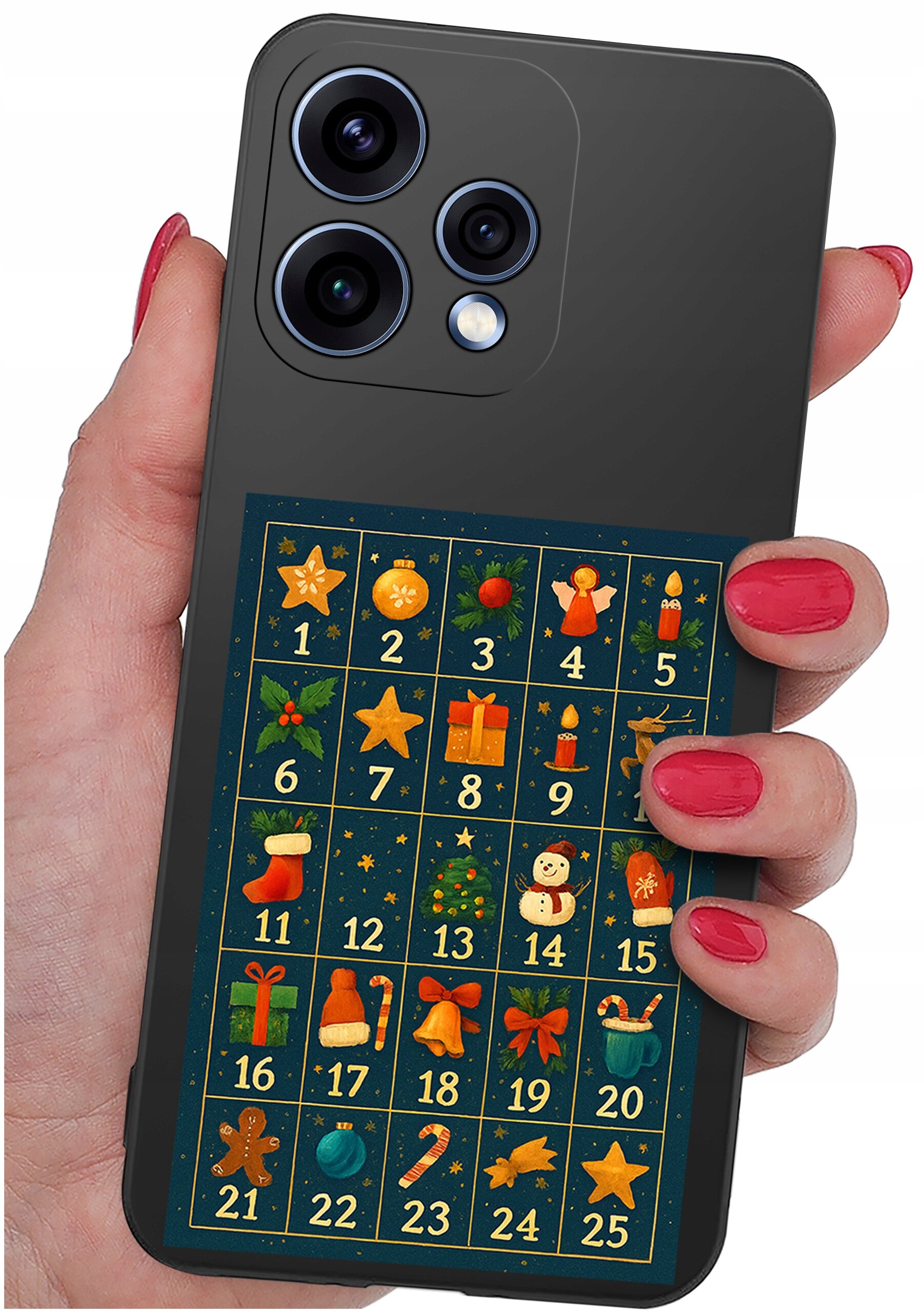 Osoba trzyma telefon z czarnym etui, na którym znajduje się kolorowy wzór przypominający kalendarz adwentowy z numerami od 1 do 25 i świątecznymi motywami. Etui ma wycięcia na trzy obiektywy aparatu i lampę błyskową.