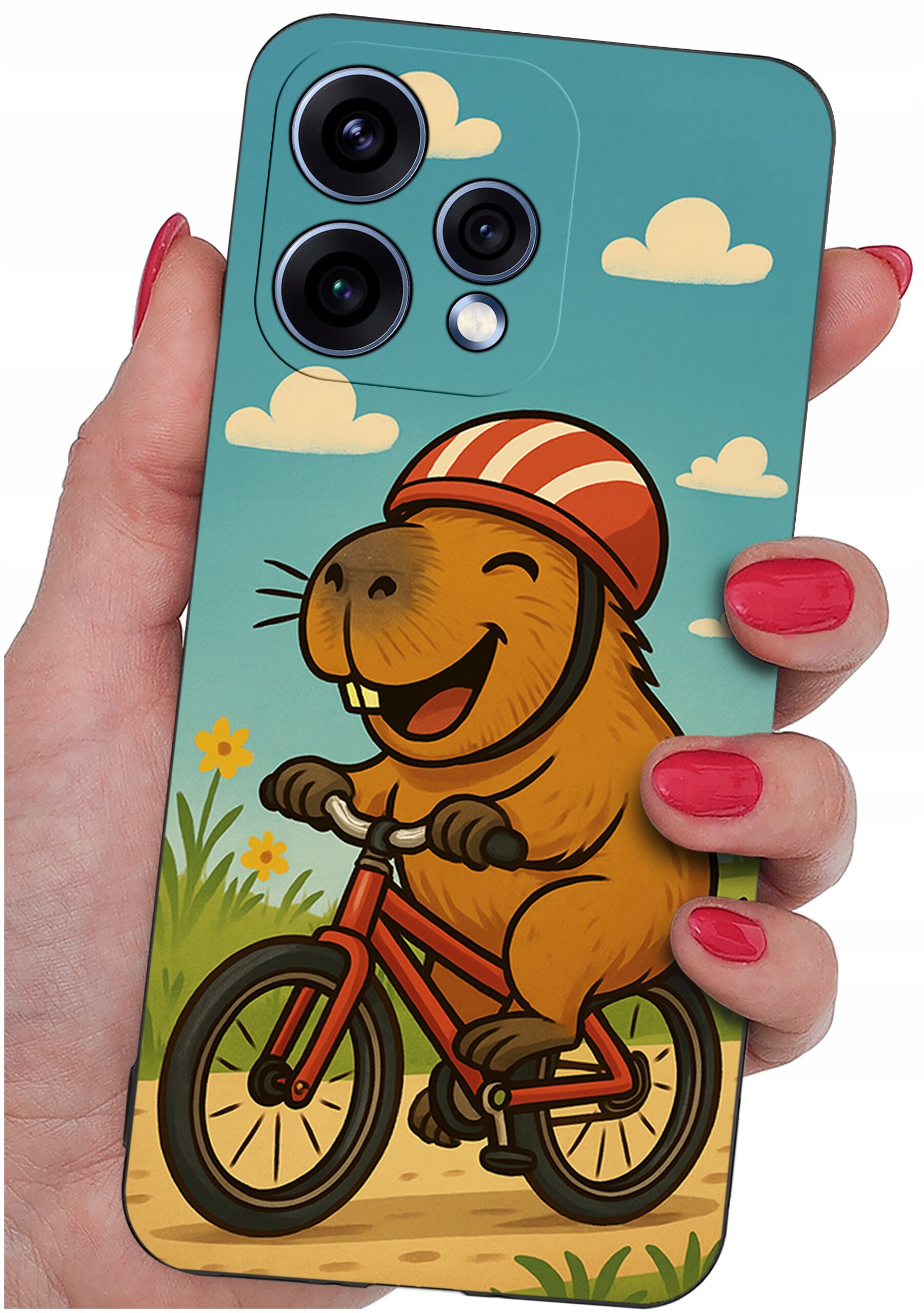 Etui na telefon z kolorowym rysunkiem uśmiechniętego zwierzęcia na rowerze w kasku, na tle nieba z chmurkami i kwiatami. Etui trzymane jest w dłoni z pomalowanymi na czerwono paznokciami.