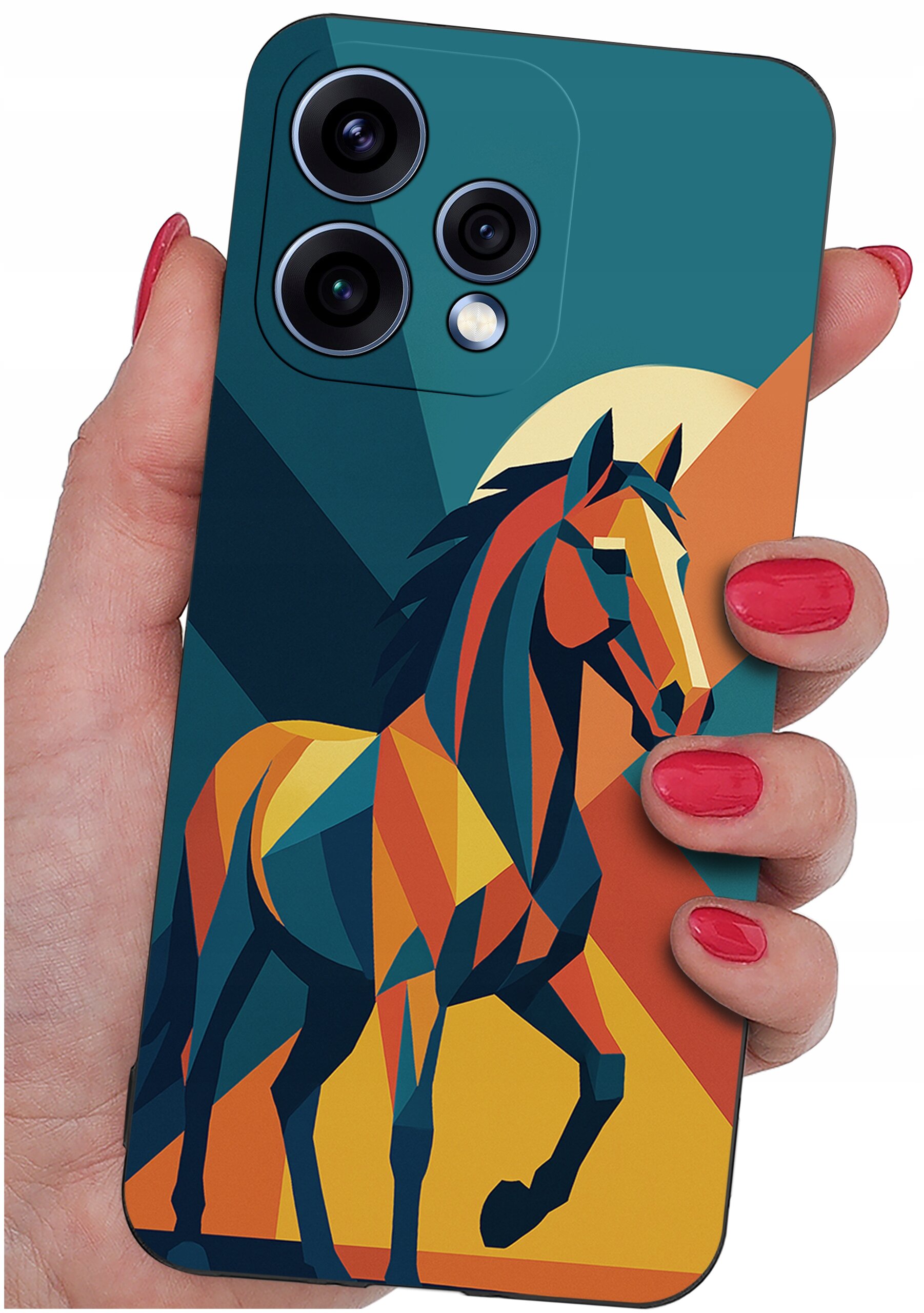 Etui na telefon z kolorowym, geometrycznym wzorem konia, trzymane w dłoni z pomalowanymi na czerwono paznokciami. Widoczne są trzy obiektywy aparatu oraz napis \'48 MP 1:1.8 26 mm\'.