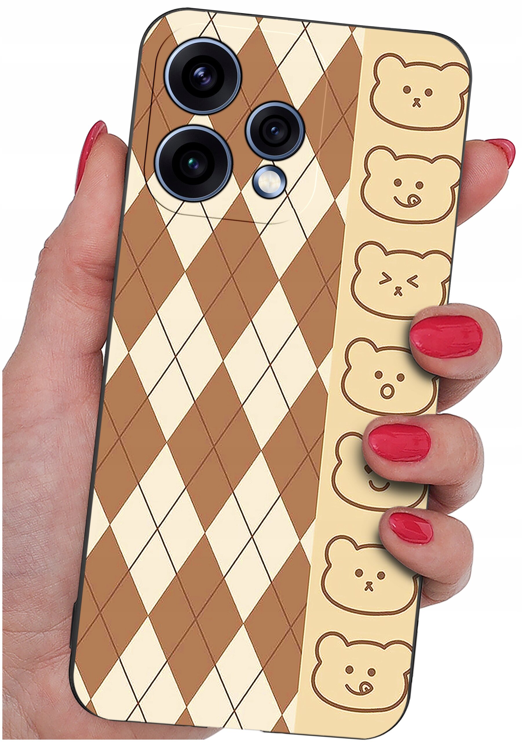 Etui na telefon z wzorem w romby w kolorach brązowym i kremowym oraz rysunkami misiów na bocznym pasku. Trzy obiektywy aparatu są widoczne na górze etui.
