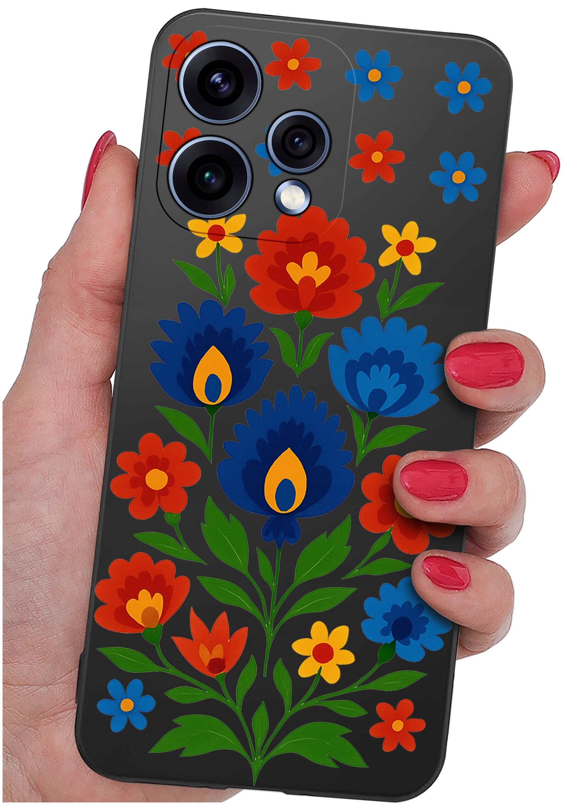 Etui na telefon z kolorowym, kwiatowym wzorem w odcieniach czerwieni, niebieskiego i żółtego, trzymane w dłoni z pomalowanymi na czerwono paznokciami.