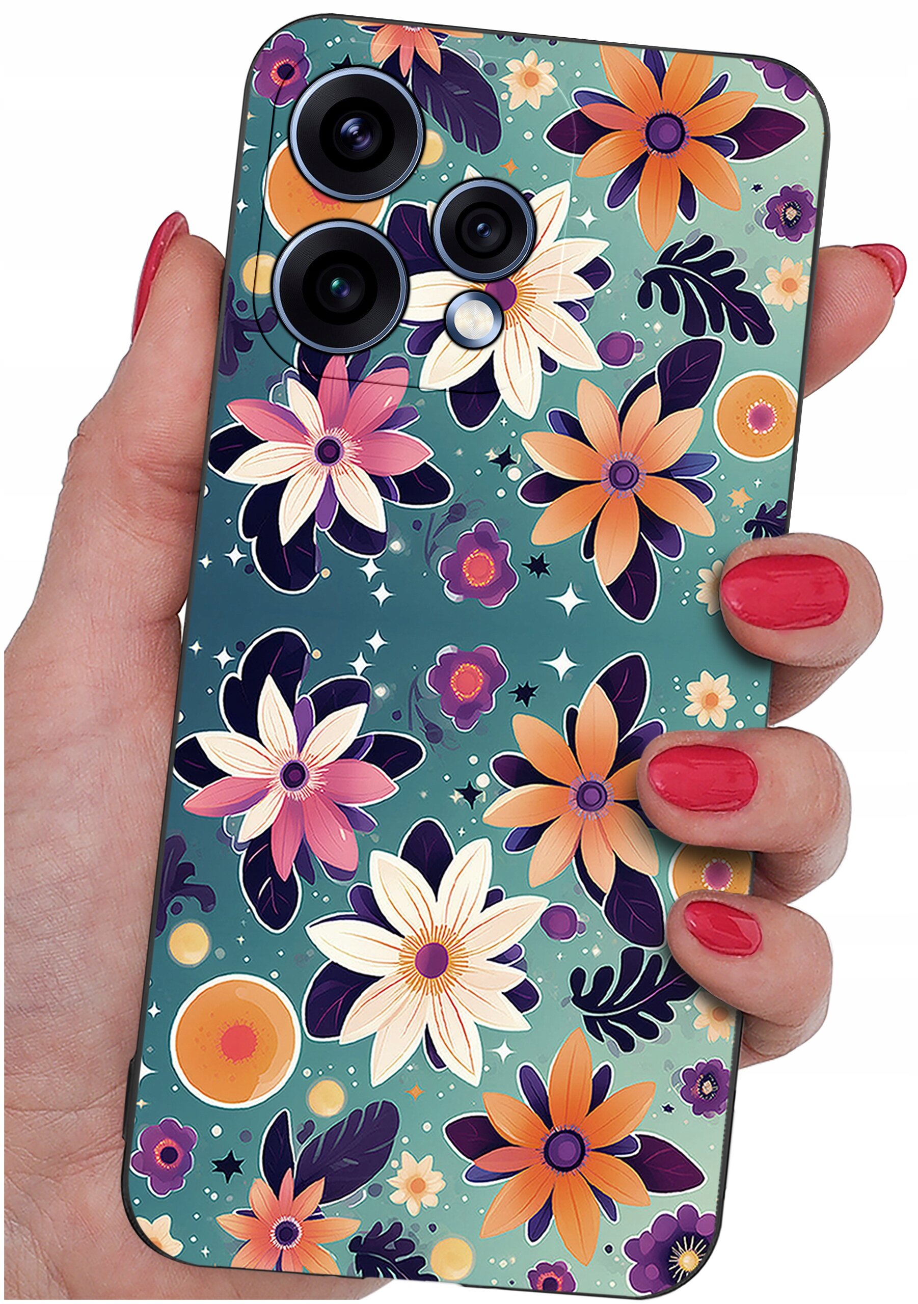 Etui na telefon z kolorowym wzorem kwiatowym, trzymane w dłoni z pomalowanymi na czerwono paznokciami. Widoczne są trzy obiektywy aparatu na tle wzoru.