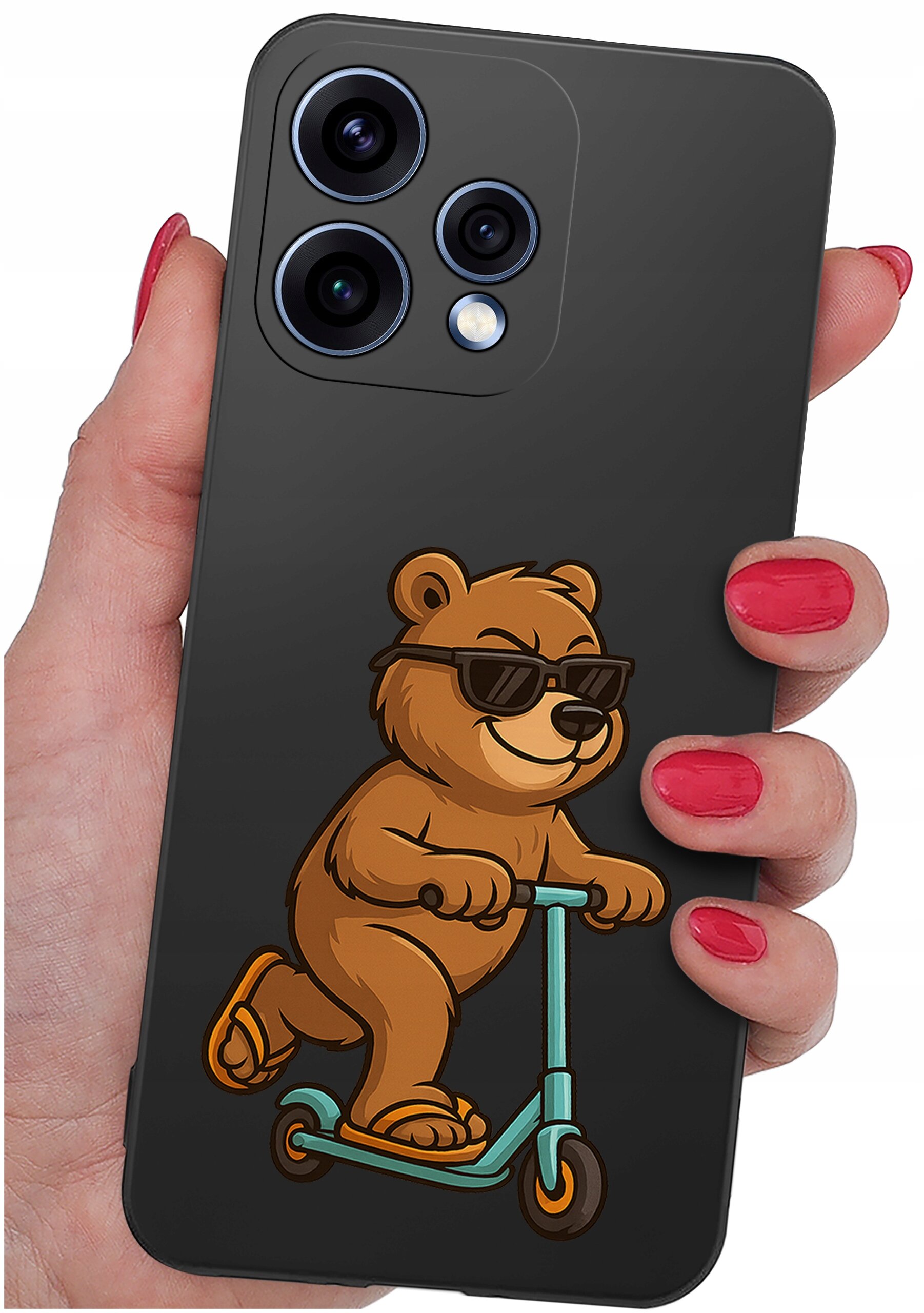 Osoba trzyma telefon z czarnym etui, na którym znajduje się rysunek niedźwiedzia w okularach przeciwsłonecznych, jadącego na hulajnodze.