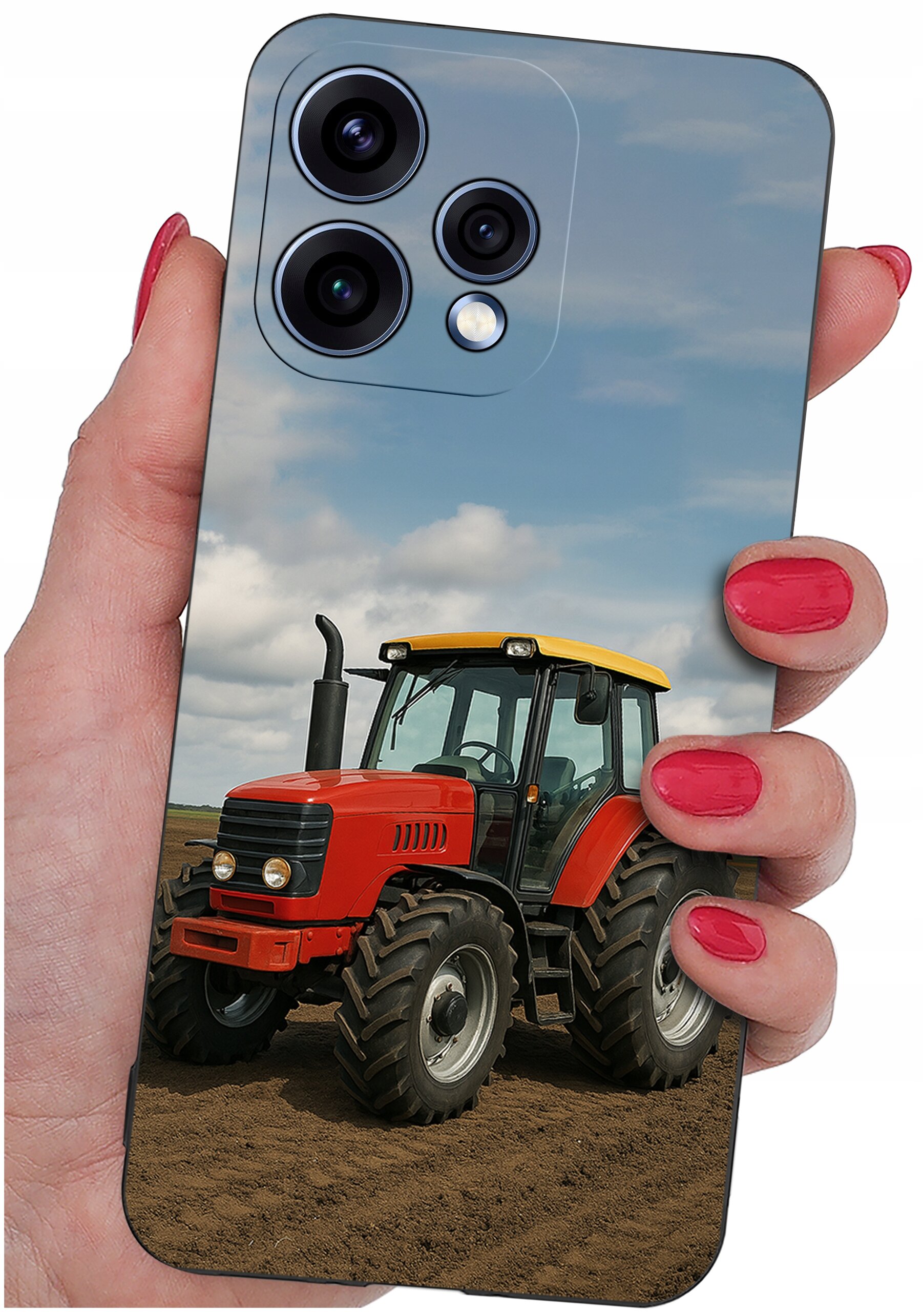 Etui na telefon z nadrukiem czerwonego traktora na polu, trzymane w dłoni z pomalowanymi na czerwono paznokciami. Etui posiada wycięcia na trzy obiektywy aparatu i lampę błyskową.