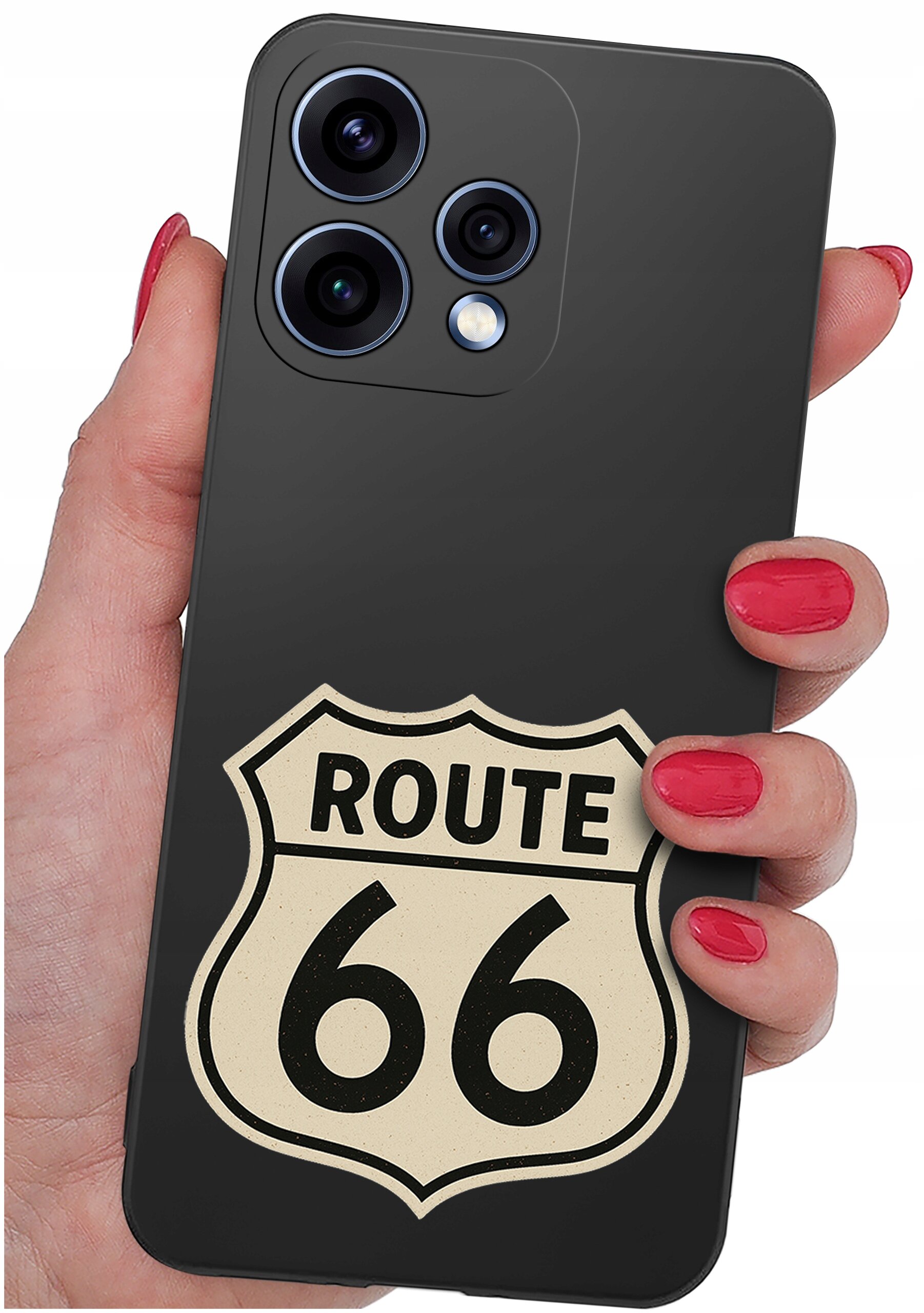 Czarna obudowa telefonu z trzema aparatami i napisem \'ROUTE 66\' na tylnej części. Obudowa jest trzymana w dłoni z pomalowanymi na czerwono paznokciami.