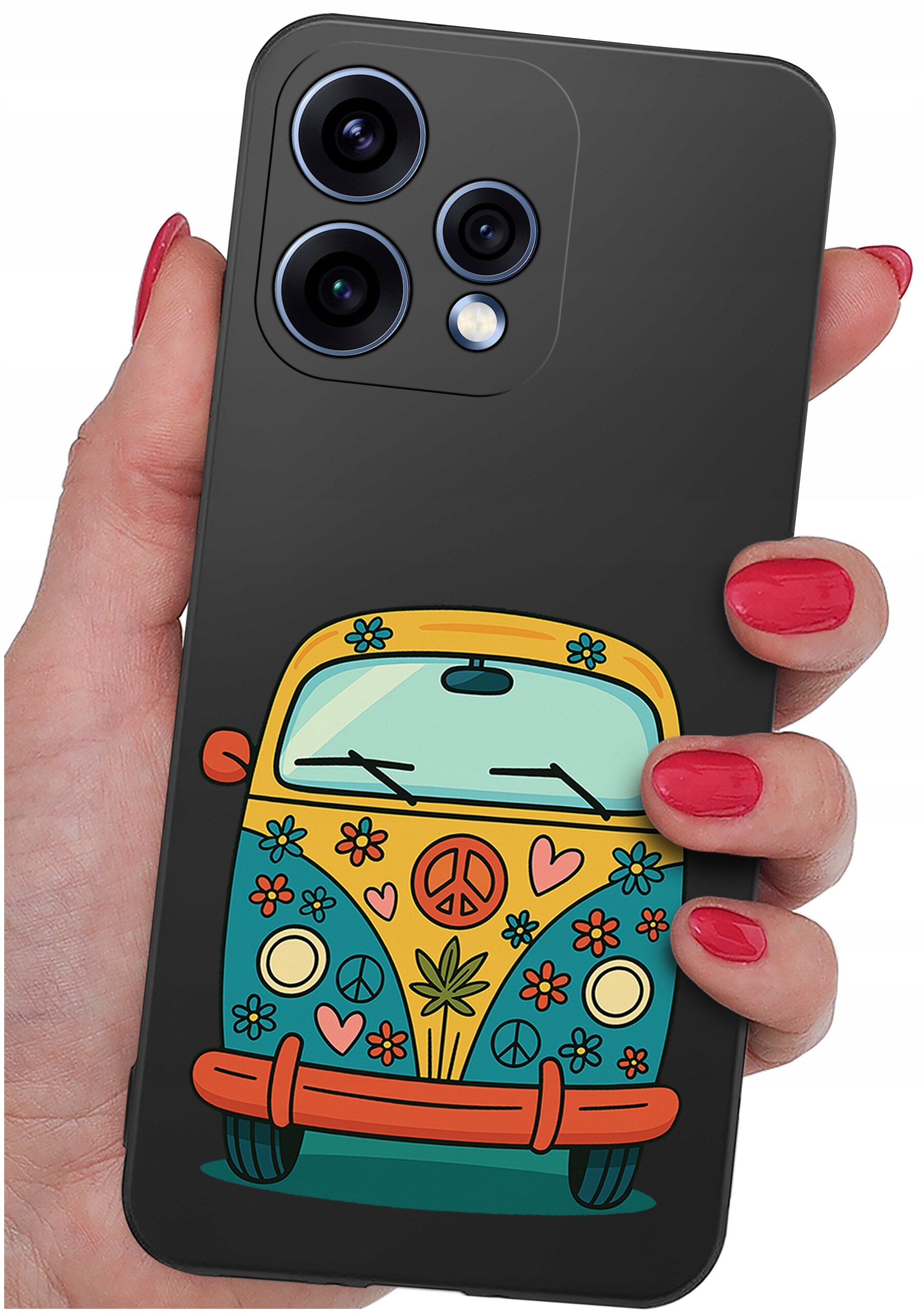 Osoba trzyma telefon w etui z kolorowym wzorem przedstawiającym stylizowany samochód ozdobiony kwiatami, sercami i symbolami pokoju. Etui jest ciemne, a wzór jest w jasnych, żywych kolorach.