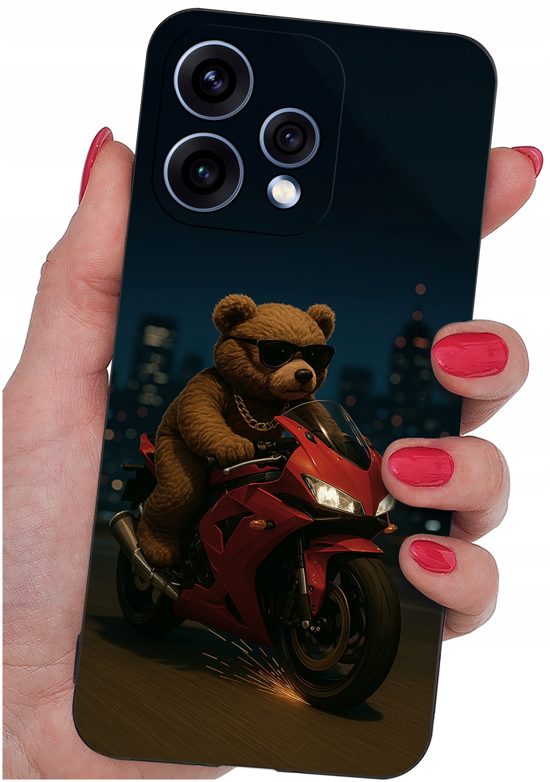 Etui na telefon z nadrukiem misia w okularach przeciwsłonecznych, jadącego na czerwonym motocyklu na tle nocnego miasta. Etui trzymane jest w dłoni z pomalowanymi na czerwono paznokciami.