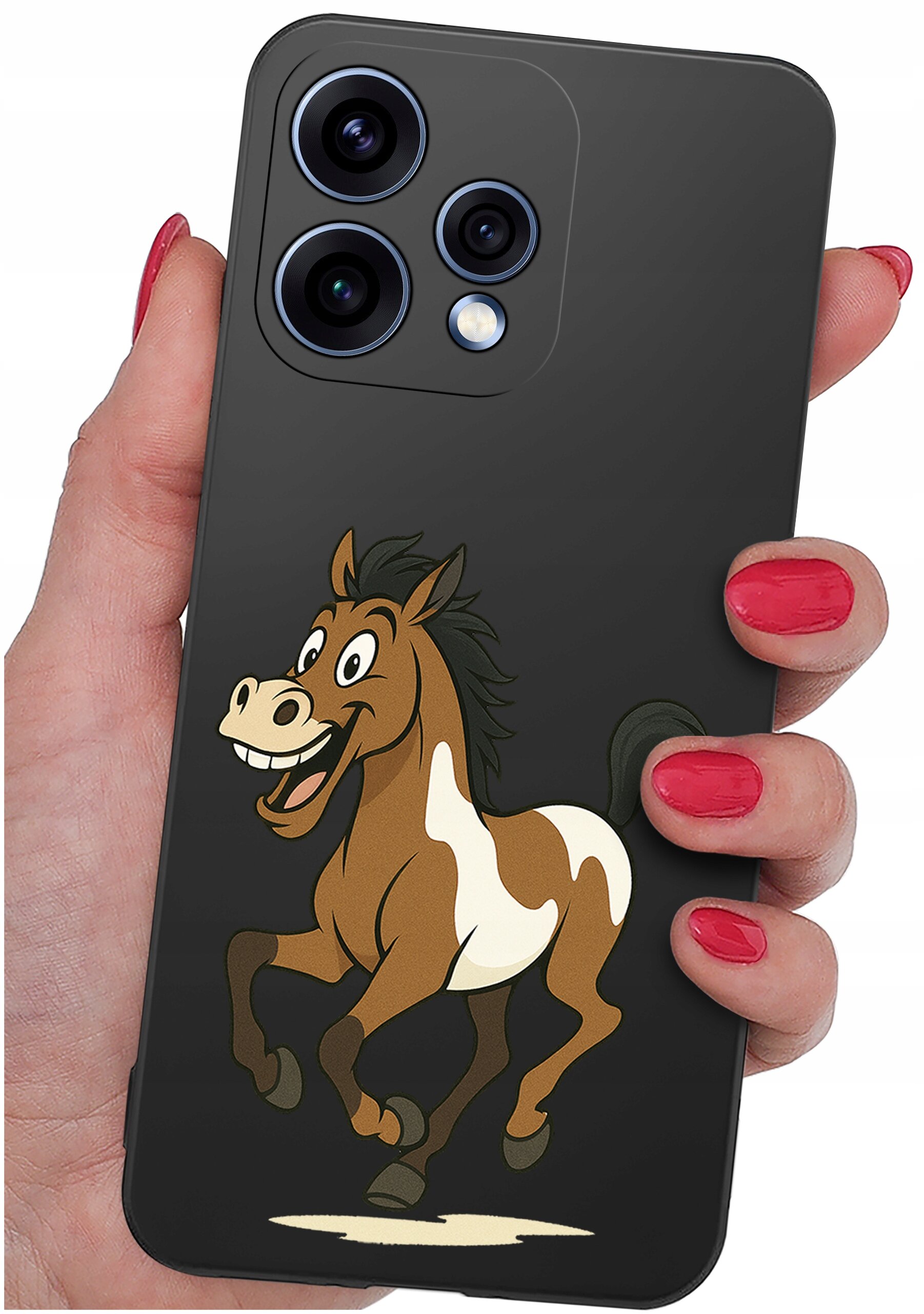 Osoba trzyma telefon z czarnym etui, na którym znajduje się rysunek uśmiechniętego konia. Etui ma wycięcia na trzy obiektywy aparatu.