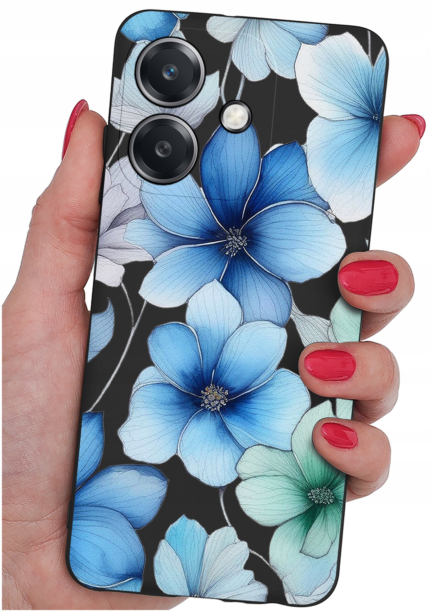 Etui na telefon z wzorem niebieskich i zielonych kwiatów na czarnym tle, trzymane w dłoni z pomalowanymi na czerwono paznokciami. Widoczne są trzy otwory na aparaty fotograficzne.