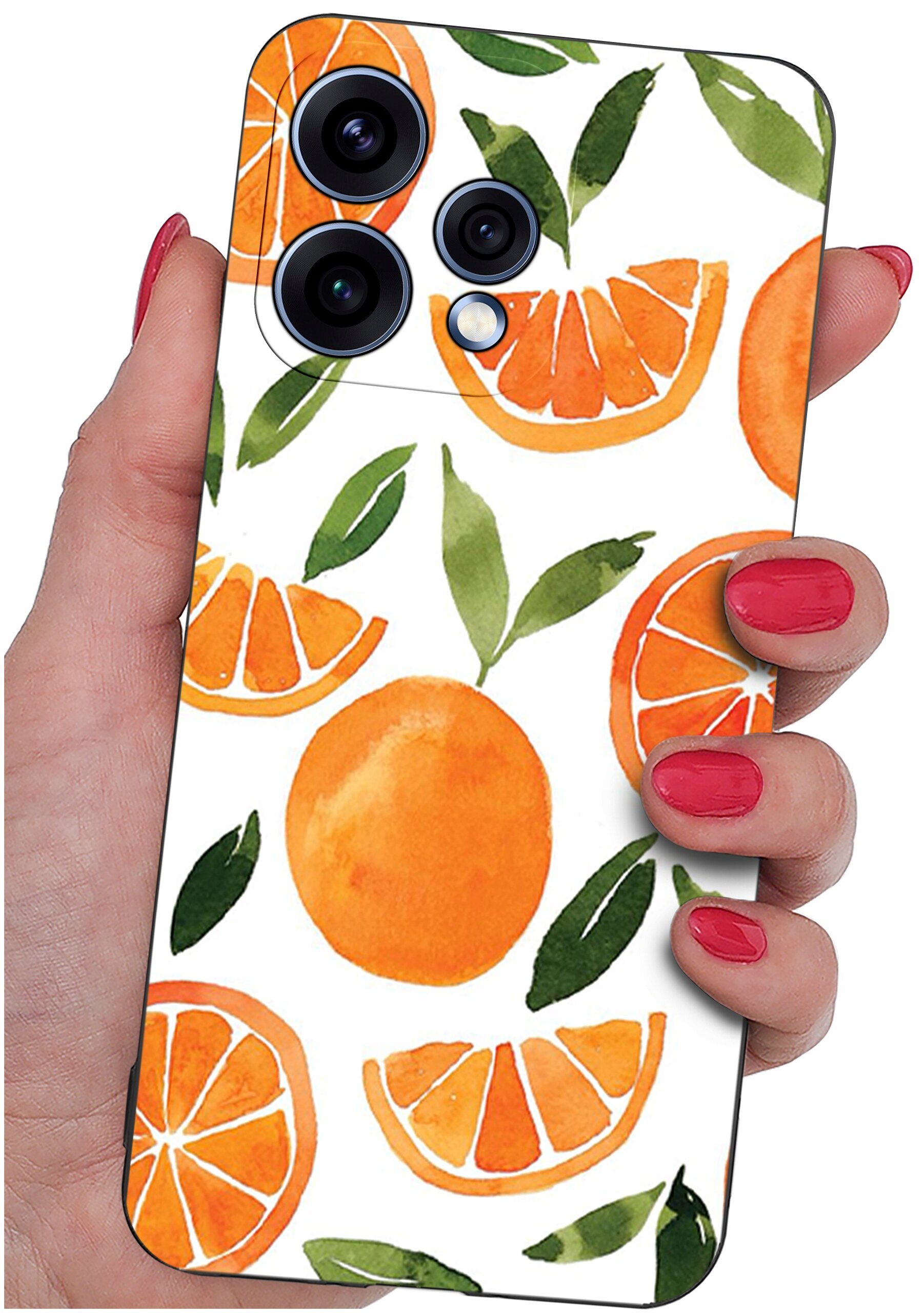 Etui na telefon z wzorem pomarańczy i liści, trzymane w dłoni z pomalowanymi na czerwono paznokciami. Na etui widoczne są trzy otwory na aparaty fotograficzne.