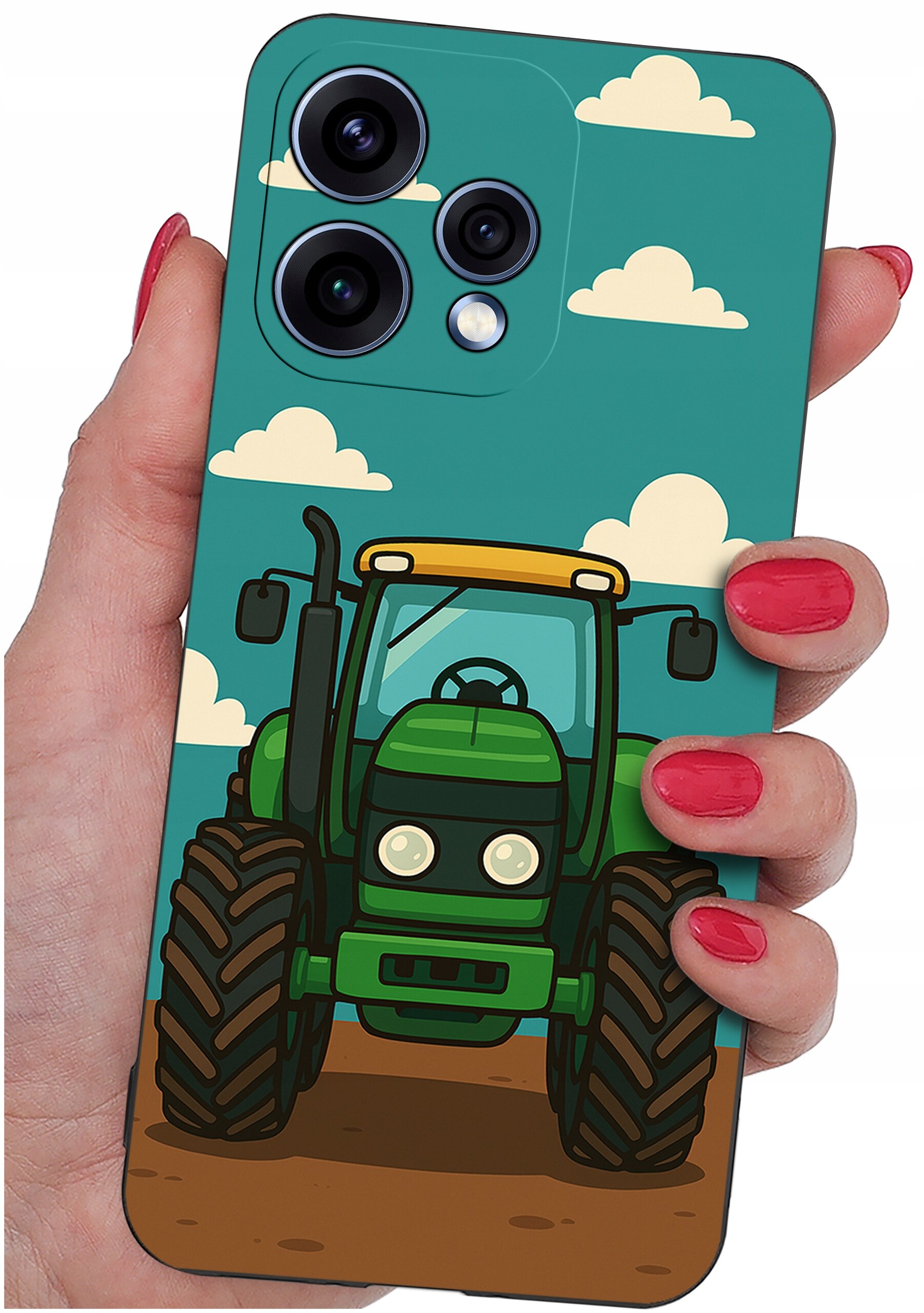 Etui na telefon z nadrukiem zielonego traktora na tle niebieskiego nieba z chmurami, trzymane w dłoni z pomalowanymi na czerwono paznokciami.