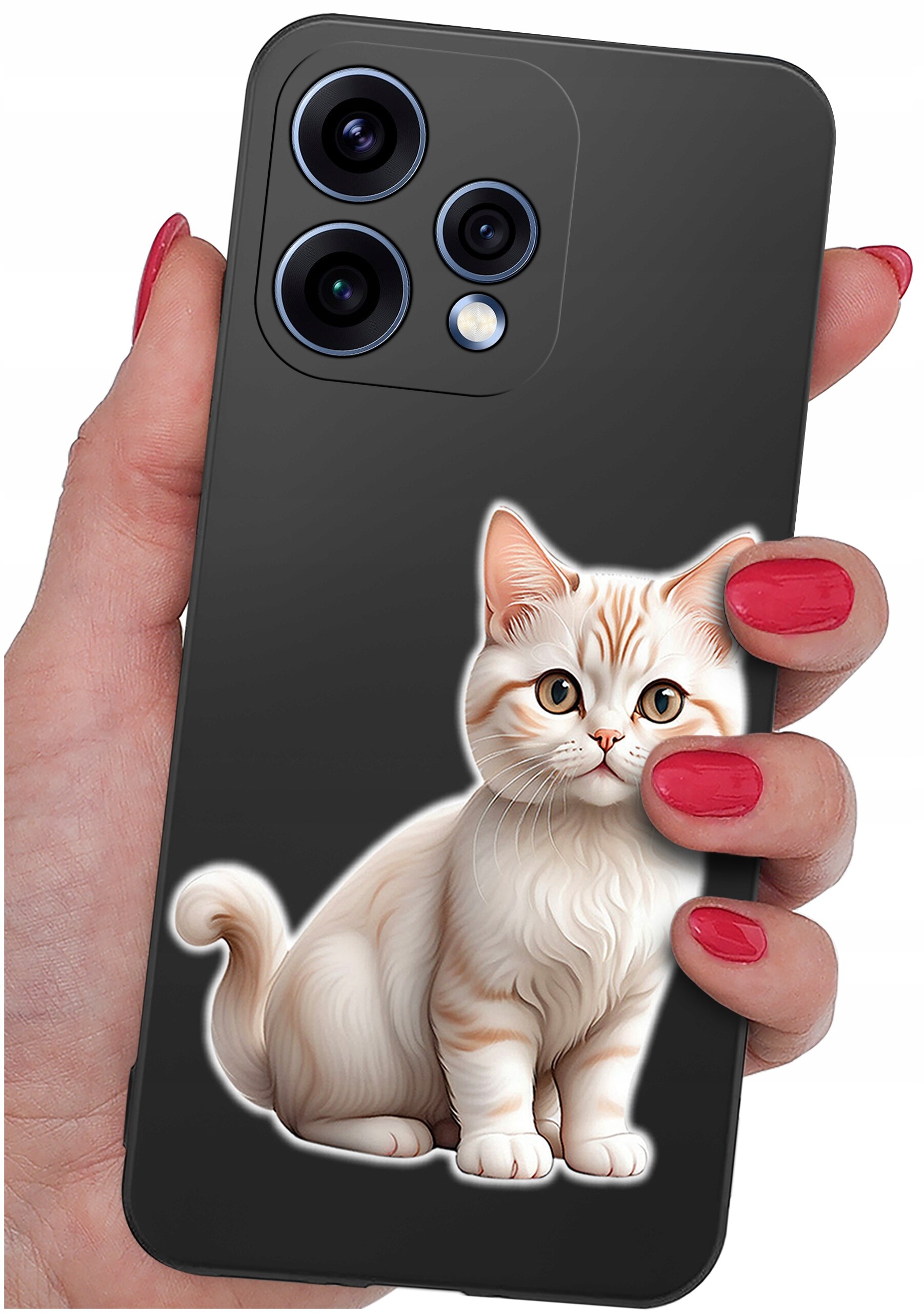 Osoba trzyma telefon z czarnym etui, na którym znajduje się grafika przedstawiająca białego kota. Etui ma wycięcia na trzy obiektywy aparatu i lampę błyskową.