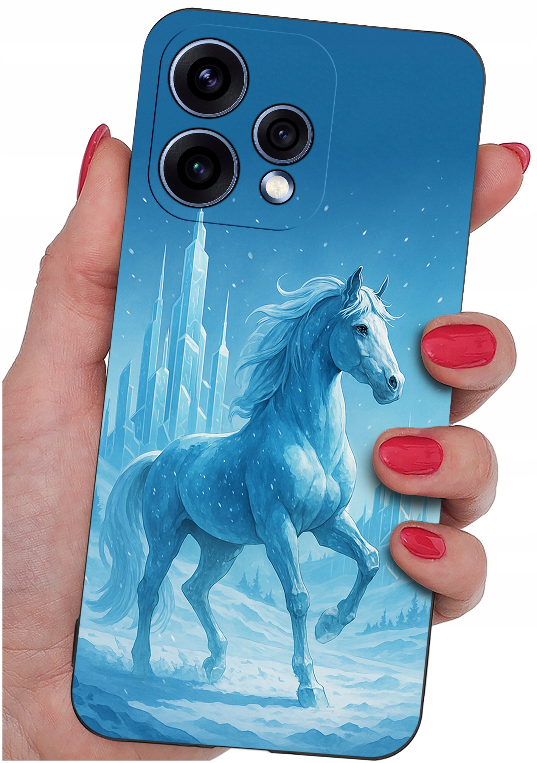 Etui na telefon z niebieskim wzorem przedstawiającym konia na tle lodowego krajobrazu. Etui trzymane jest w dłoni z pomalowanymi na czerwono paznokciami.