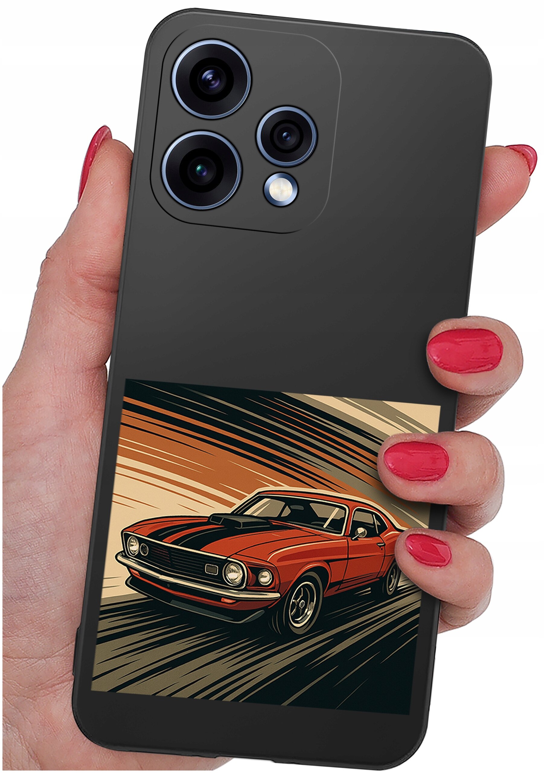 Osoba trzyma telefon z czarnym etui, na którym znajduje się grafika przedstawiająca czerwony samochód sportowy na tle dynamicznych linii. Etui ma wycięcia na trzy obiektywy aparatu i lampę błyskową.