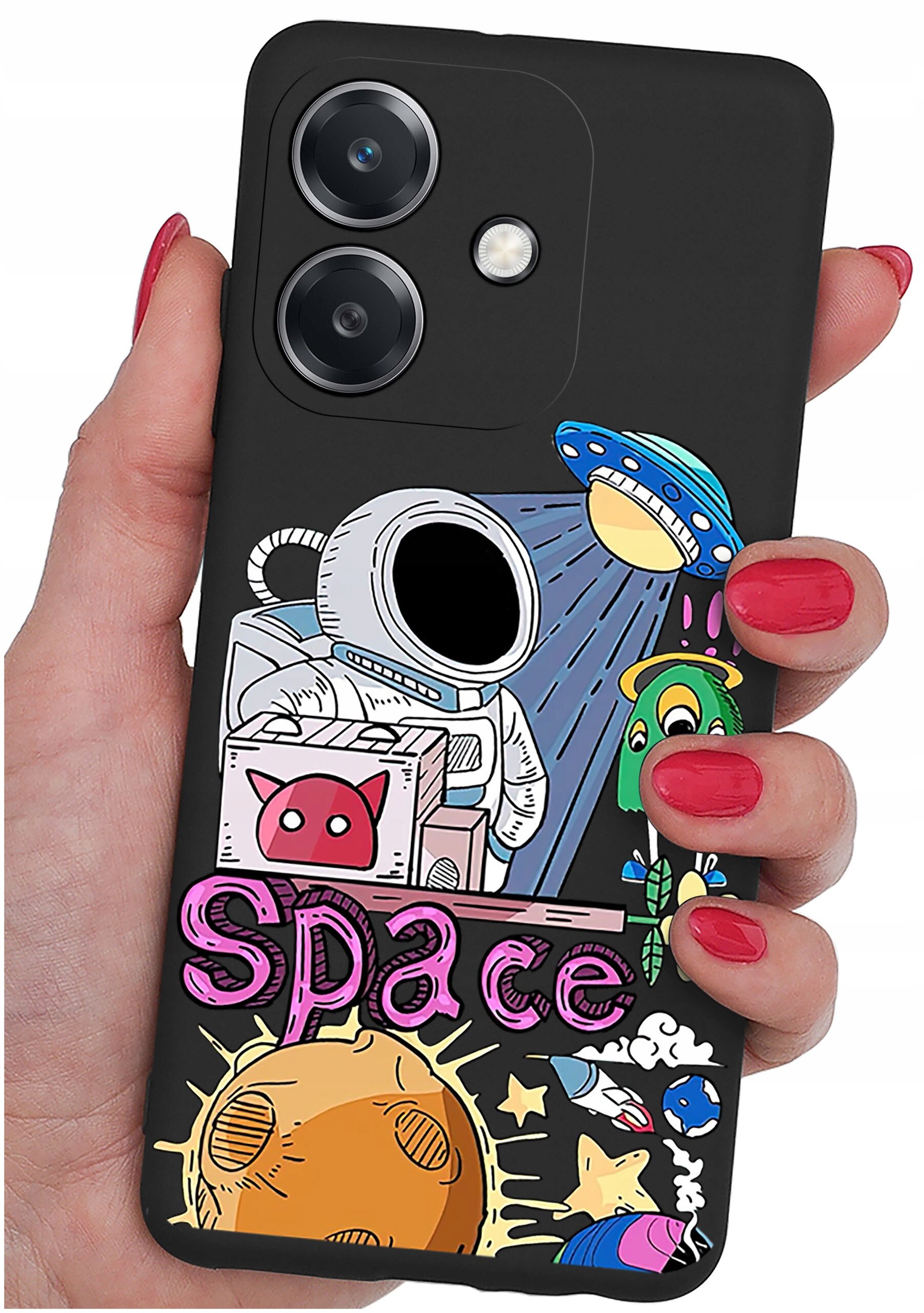 Czarne etui na telefon z kolorowym nadrukiem przedstawiającym astronautę, kosmitę, UFO i planetę oraz napisem \'Space\'. Etui trzymane jest w dłoni z pomalowanymi na czerwono paznokciami.