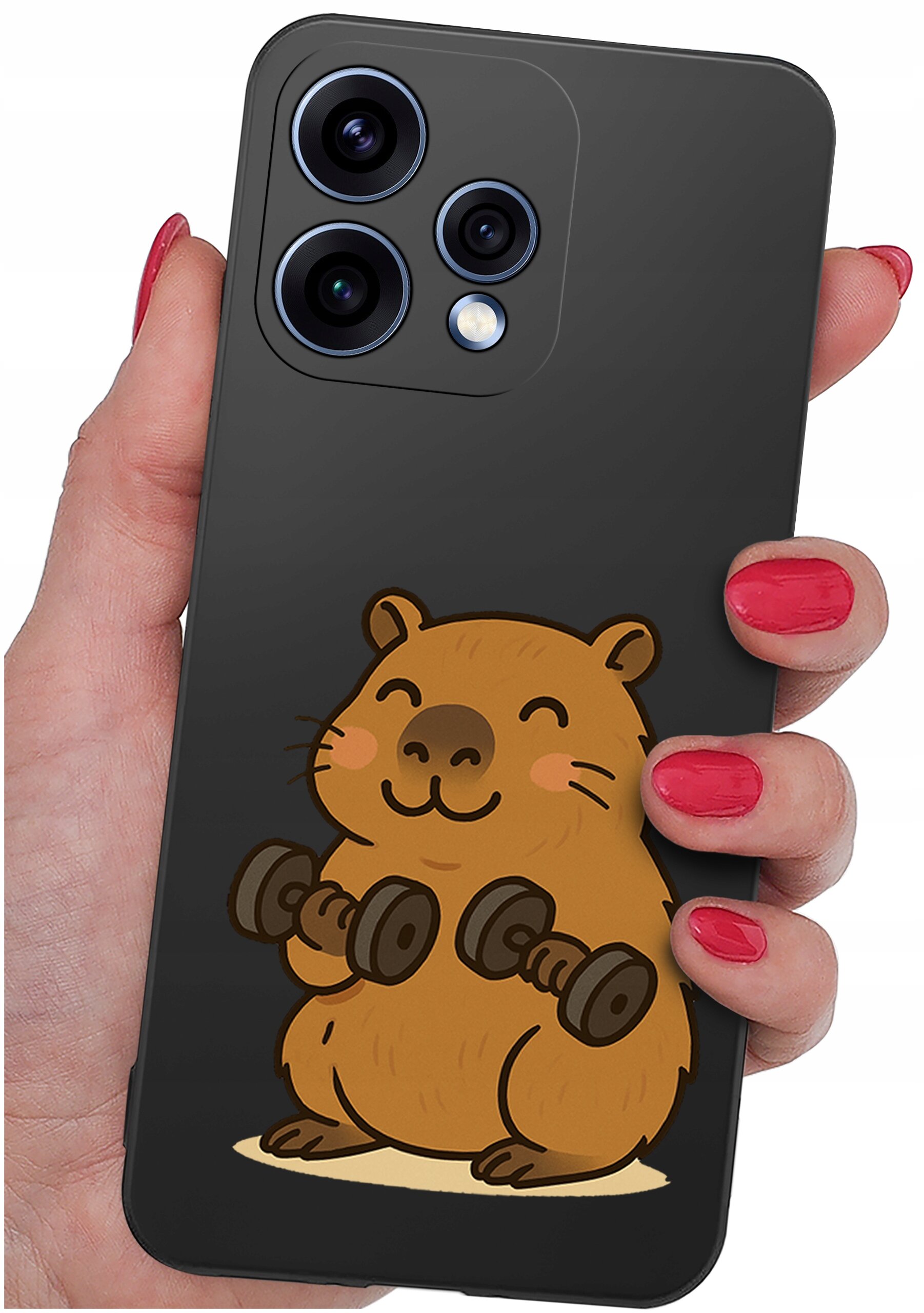 Osoba trzyma telefon z czarnym etui, na którym znajduje się rysunek uśmiechniętego zwierzątka trzymającego hantle. Etui ma wycięcia na trzy obiektywy aparatu i lampę błyskową.