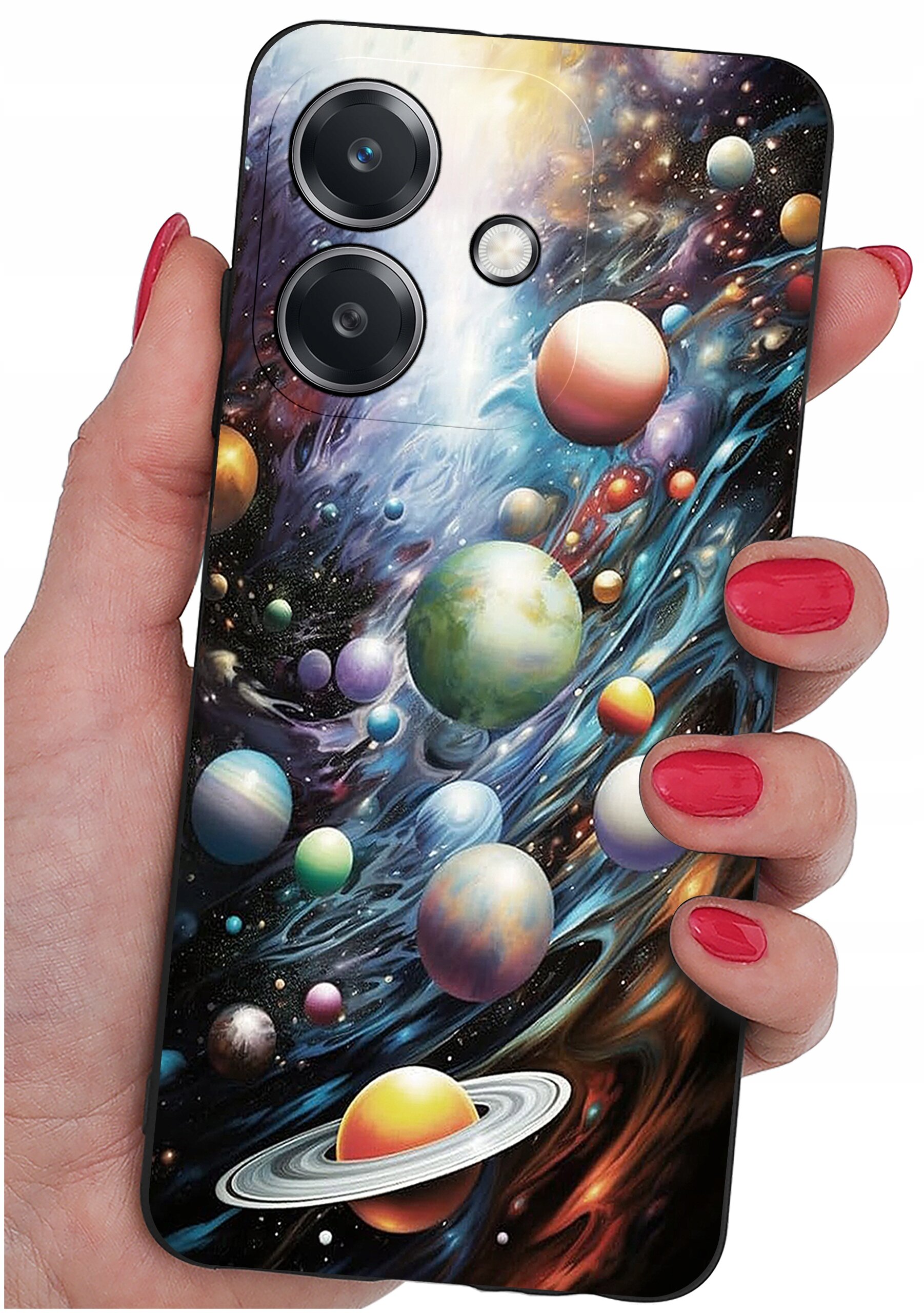 Etui na telefon z kolorowym wzorem przedstawiającym planety i kosmos, trzymane w dłoni z pomalowanymi na czerwono paznokciami. Widoczne są dwa otwory na aparaty fotograficzne.