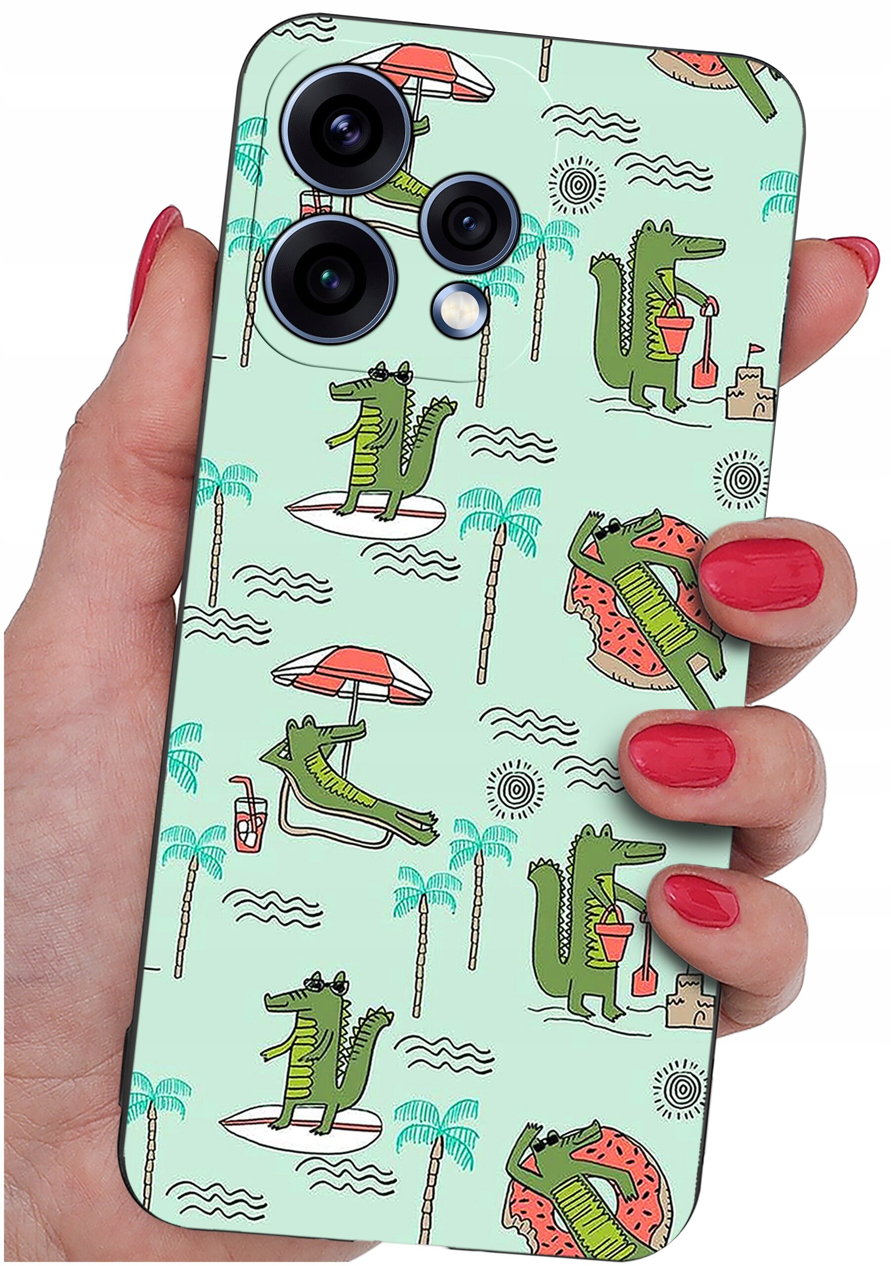 Etui na telefon z wzorem przedstawiającym zielone krokodyle w różnych wakacyjnych scenach, takich jak leżenie pod parasolem czy trzymanie lodów. Etui jest trzymane w dłoni z pomalowanymi na czerwono paznokciami.