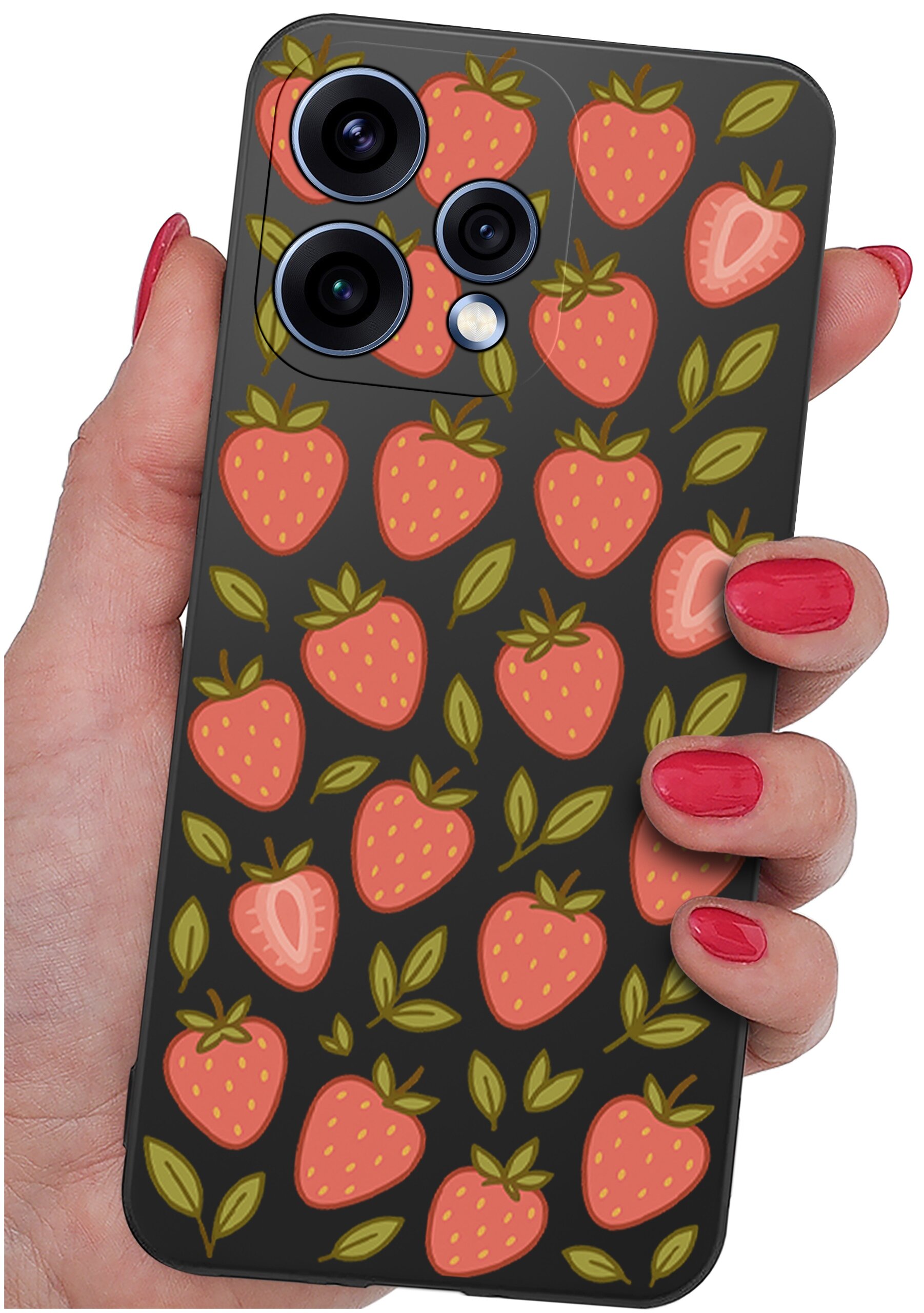 Etui na telefon z wzorem truskawek i liści, trzymane w dłoni z pomalowanymi na czerwono paznokciami. Etui ma trzy otwory na aparaty fotograficzne.