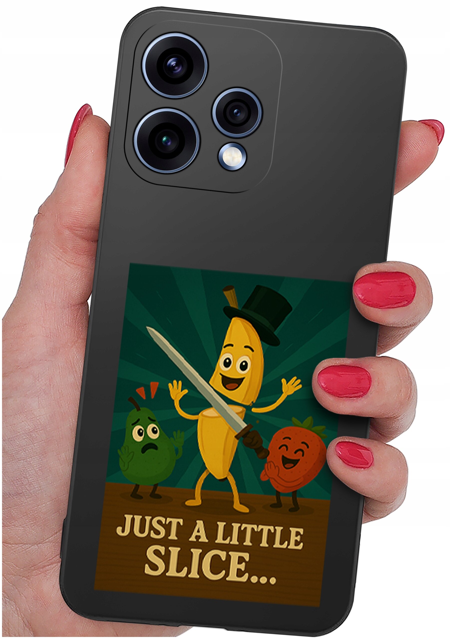 Osoba trzyma telefon z czarnym etui, na którym znajduje się grafika przedstawiająca uśmiechnięte owoce z napisem \'JUST A LITTLE SLICE...\'.