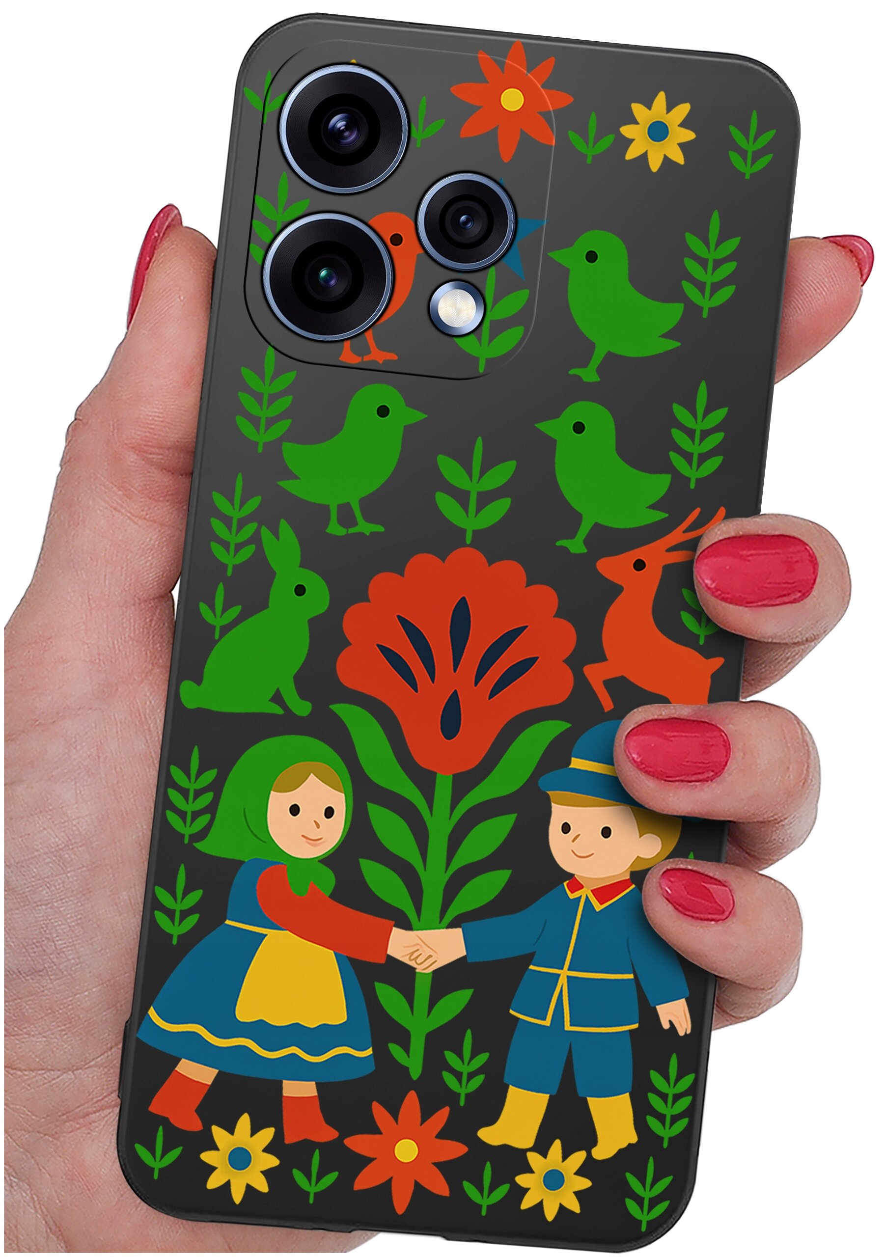 Etui na telefon z kolorowym wzorem przedstawiającym postacie w tradycyjnych strojach, kwiaty oraz zwierzęta na ciemnym tle. Etui trzymane jest w dłoni z pomalowanymi na czerwono paznokciami.