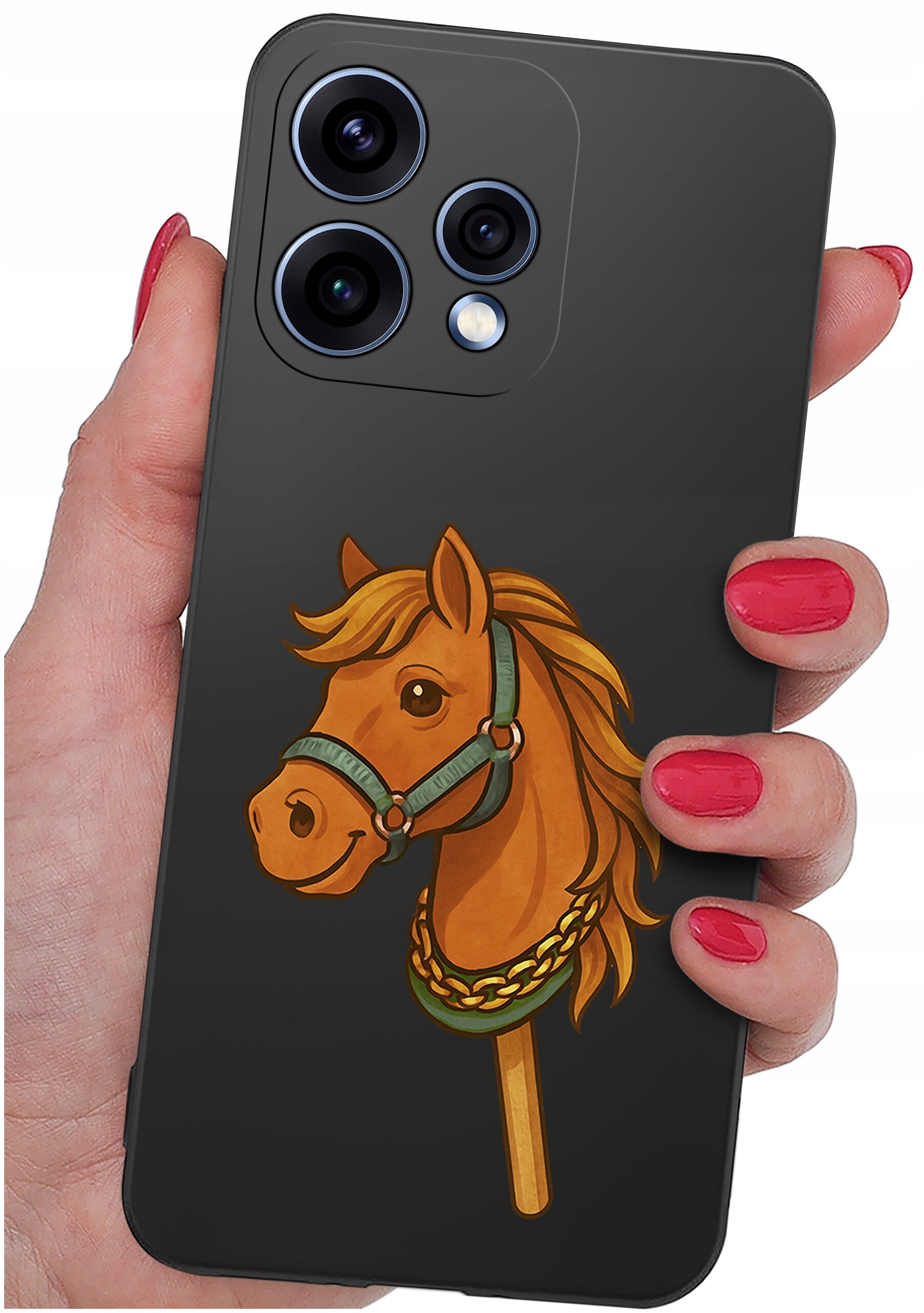 Osoba trzyma telefon z czarnym etui, na którym znajduje się ilustracja głowy konia na patyku. Telefon ma trzy obiektywy aparatu i błysk, a paznokcie osoby są pomalowane na czerwono.