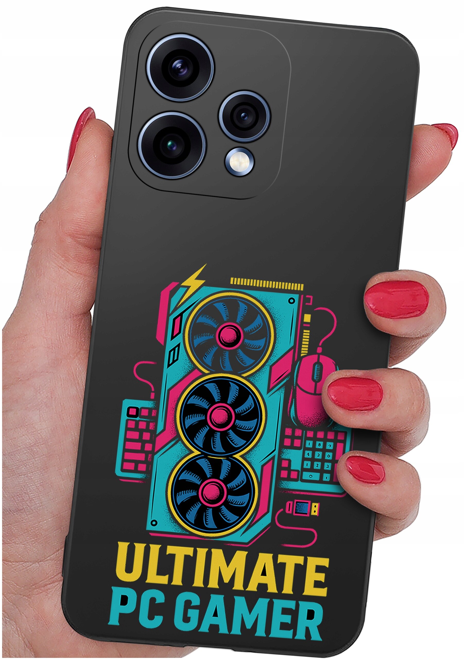 Osoba trzyma telefon w etui z kolorowym nadrukiem przedstawiającym elementy komputerowe i napisem \'ULTIMATE PC GAMER\'.