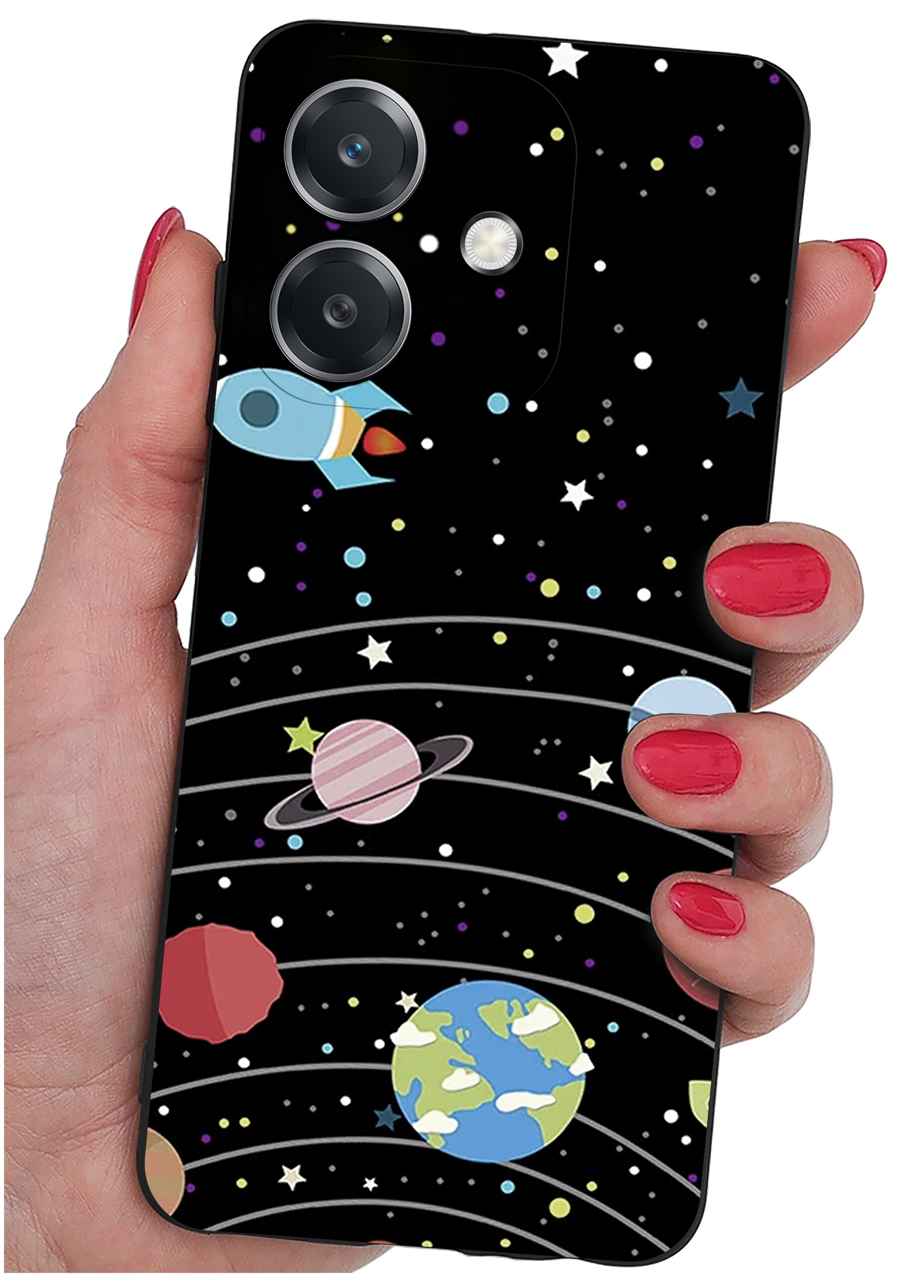 Etui na telefon z motywem kosmosu, przedstawiające planety, gwiazdy i rakietę na czarnym tle. Etui trzymane jest w dłoni z pomalowanymi na czerwono paznokciami.