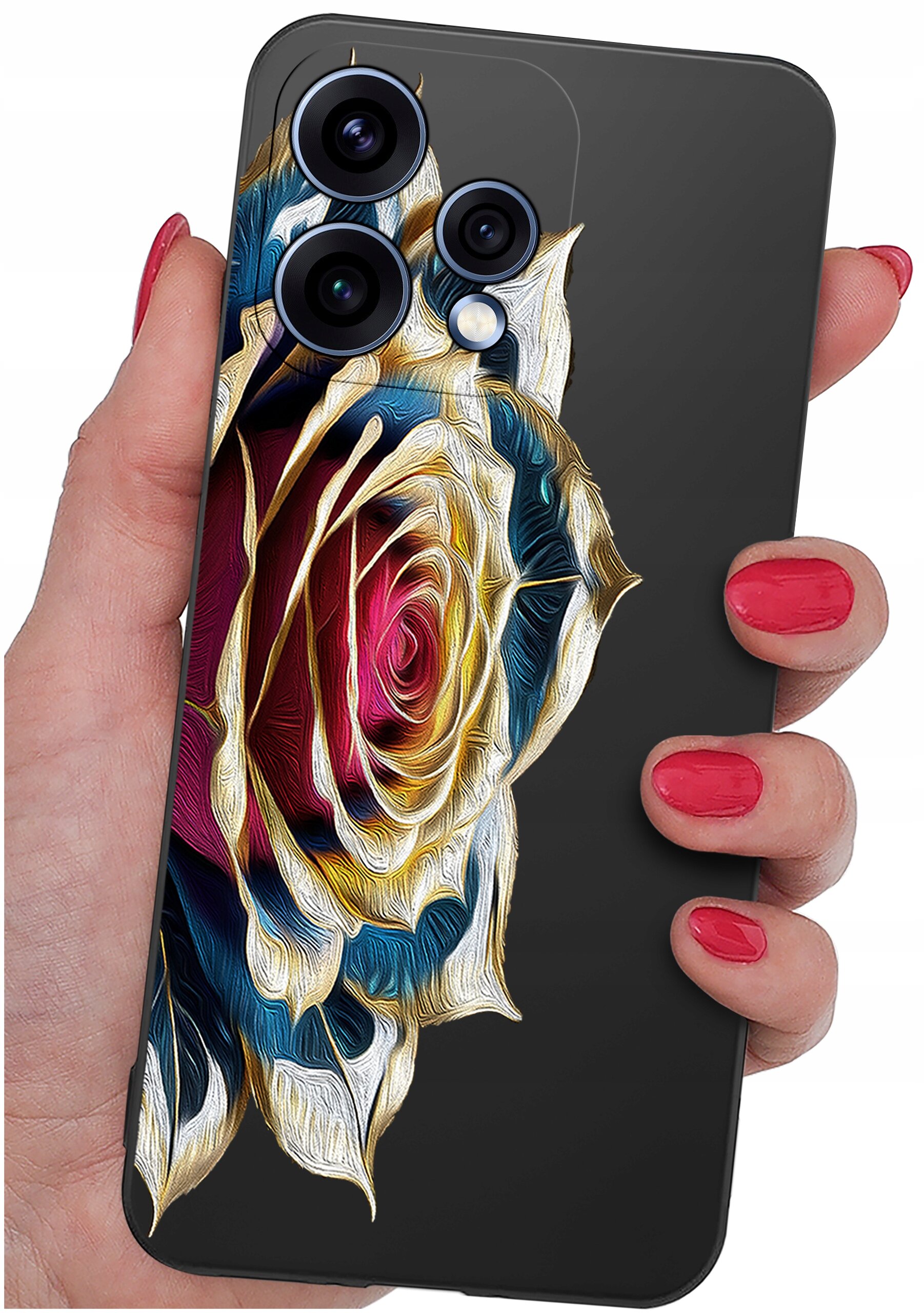Etui na telefon z kolorowym wzorem róży, trzymane w dłoni z pomalowanymi na czerwono paznokciami. Etui posiada wycięcia na trzy obiektywy aparatu i lampę błyskową.