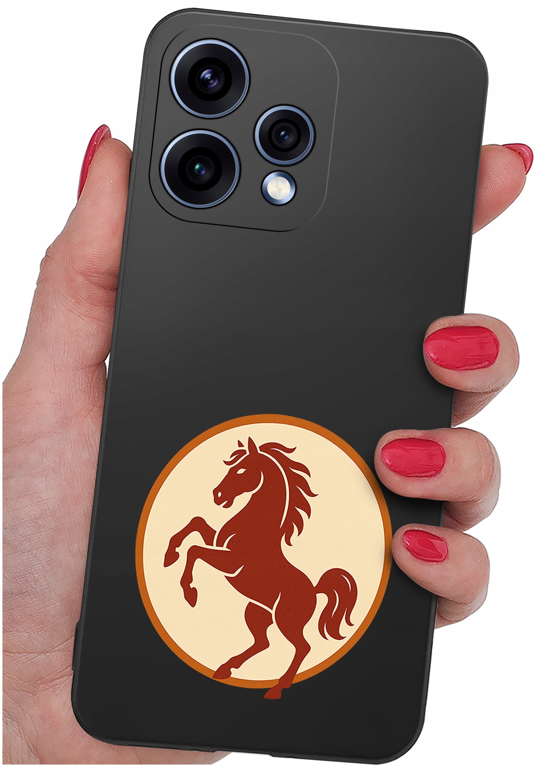 Czarna obudowa telefonu z trzema aparatami i logo przedstawiającym konia w okręgu. Telefon trzymany jest w dłoni z pomalowanymi na czerwono paznokciami.