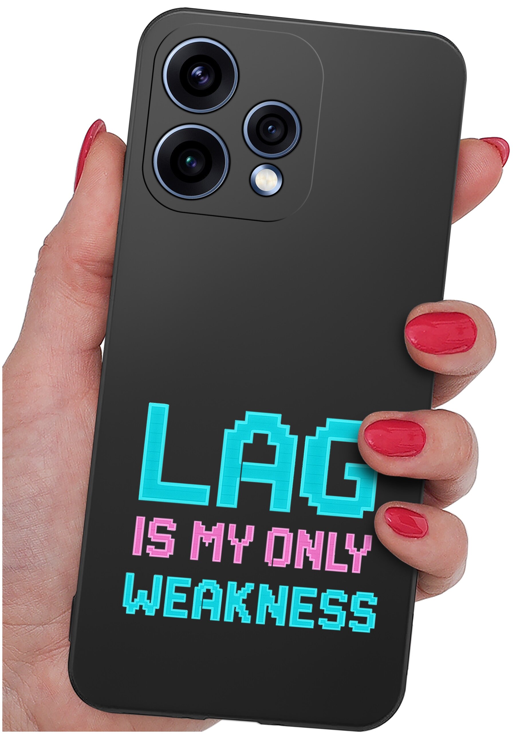 Czarna obudowa telefonu z napisem \'LAG IS MY ONLY WEAKNESS\' w kolorach niebieskim i różowym. Obudowa trzymana jest w dłoni z pomalowanymi na czerwono paznokciami.