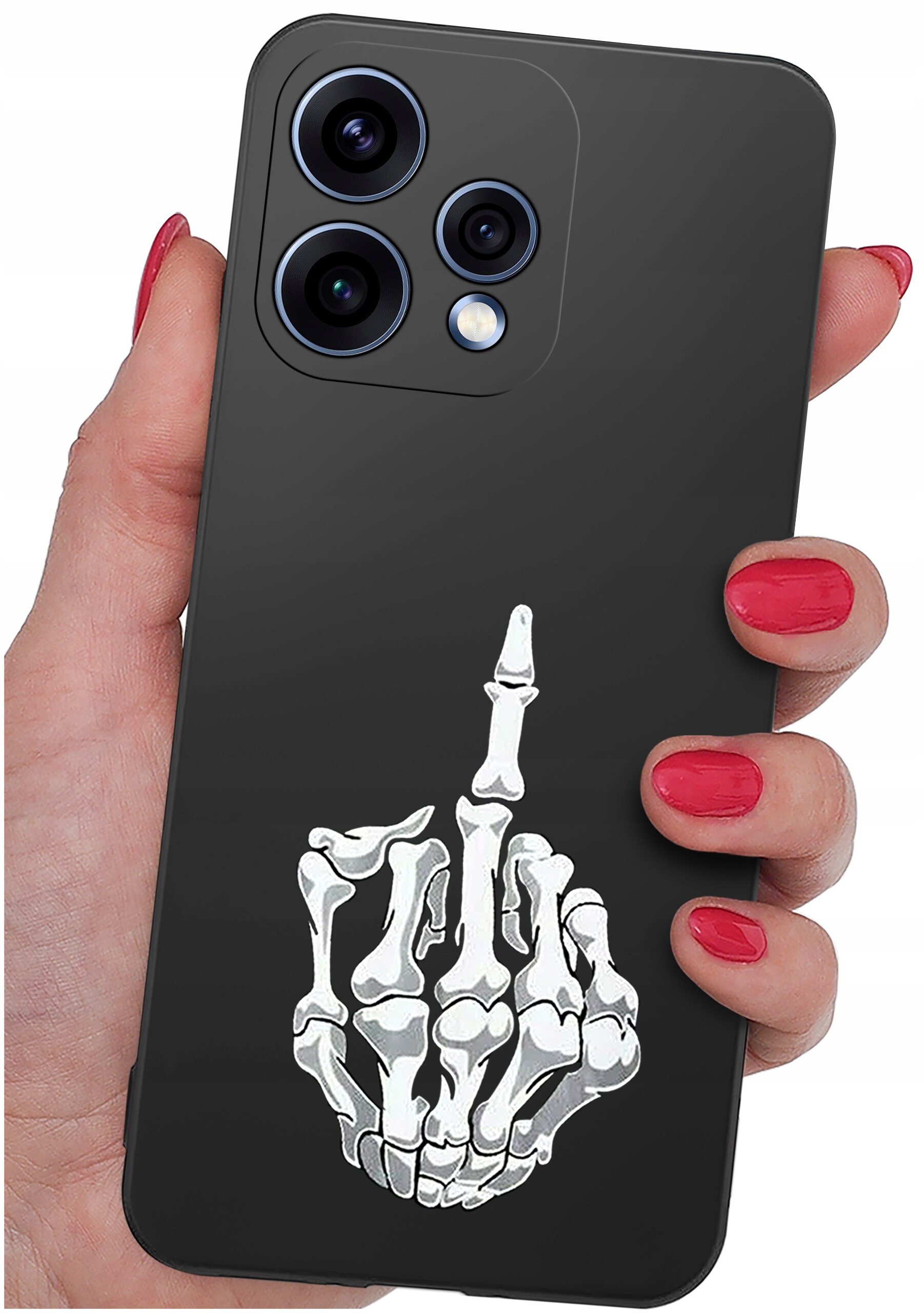 Czarna obudowa telefonu z nadrukiem białej, szkieletowej dłoni pokazującej środkowy palec. Telefon trzymany jest w dłoni z pomalowanymi na czerwono paznokciami.