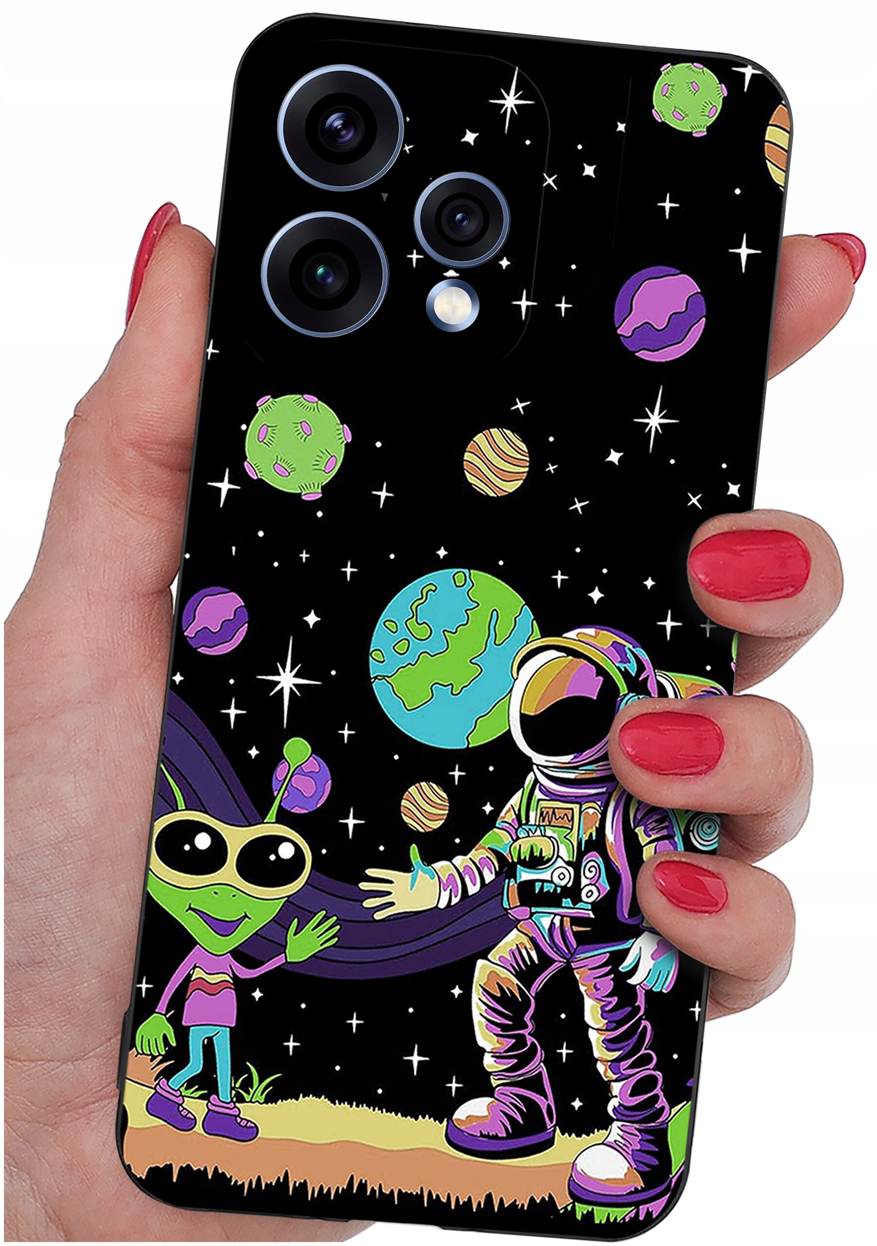 Etui na telefon z kolorowym wzorem przedstawiającym kosmonautę i zielonego kosmitę na tle kosmosu z planetami. Etui trzymane jest w dłoni z pomalowanymi na czerwono paznokciami.