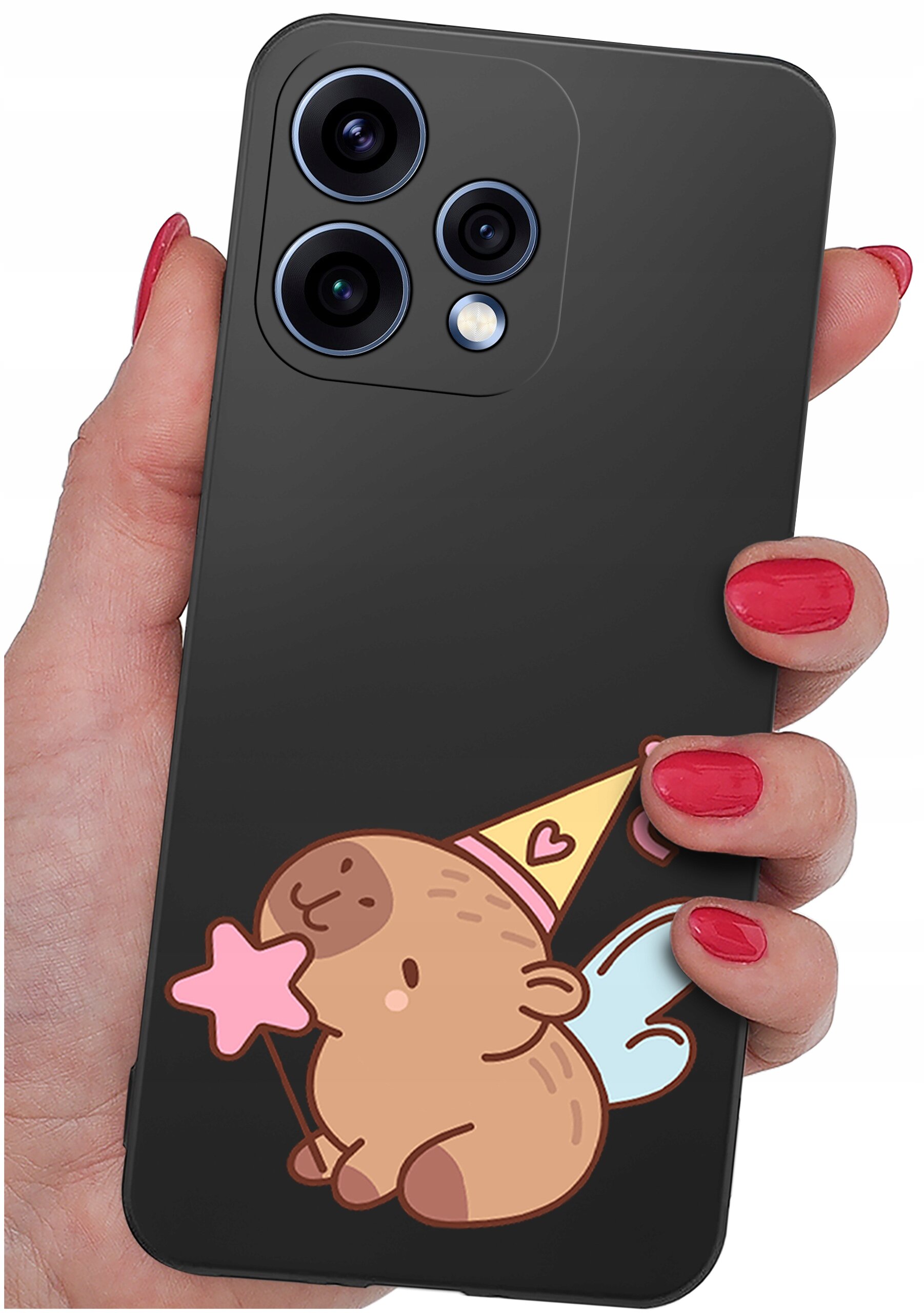 Osoba trzyma telefon w czarnym etui z rysunkiem uroczego stworka z różdżką i skrzydłami. Etui ma wycięcia na trzy obiektywy aparatu.