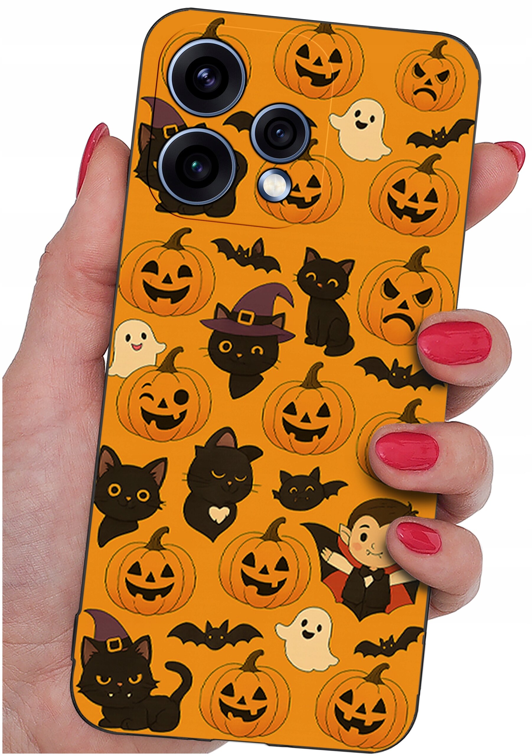 Etui na telefon z motywem Halloween, przedstawiające dynie, czarne koty, nietoperze, duchy i wampira na pomarańczowym tle. Etui trzymane jest w dłoni z pomalowanymi na czerwono paznokciami.