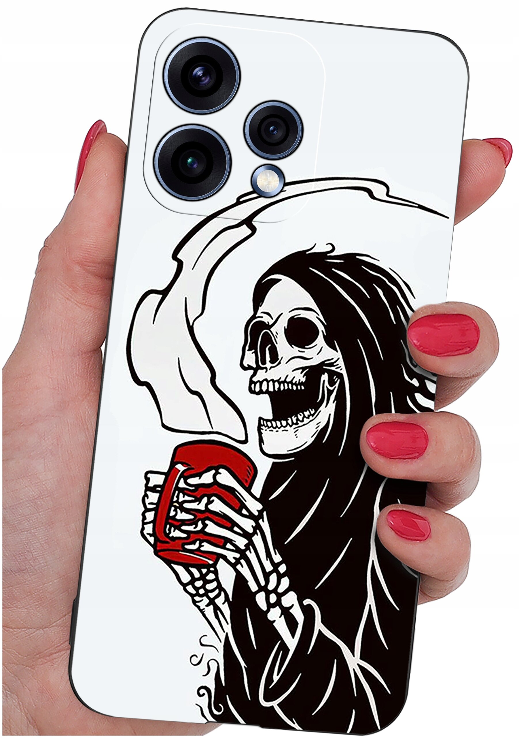 Etui na telefon z nadrukiem szkieletu w kapturze trzymającego czerwony kubek. Etui jest trzymane w dłoni z pomalowanymi na czerwono paznokciami.
