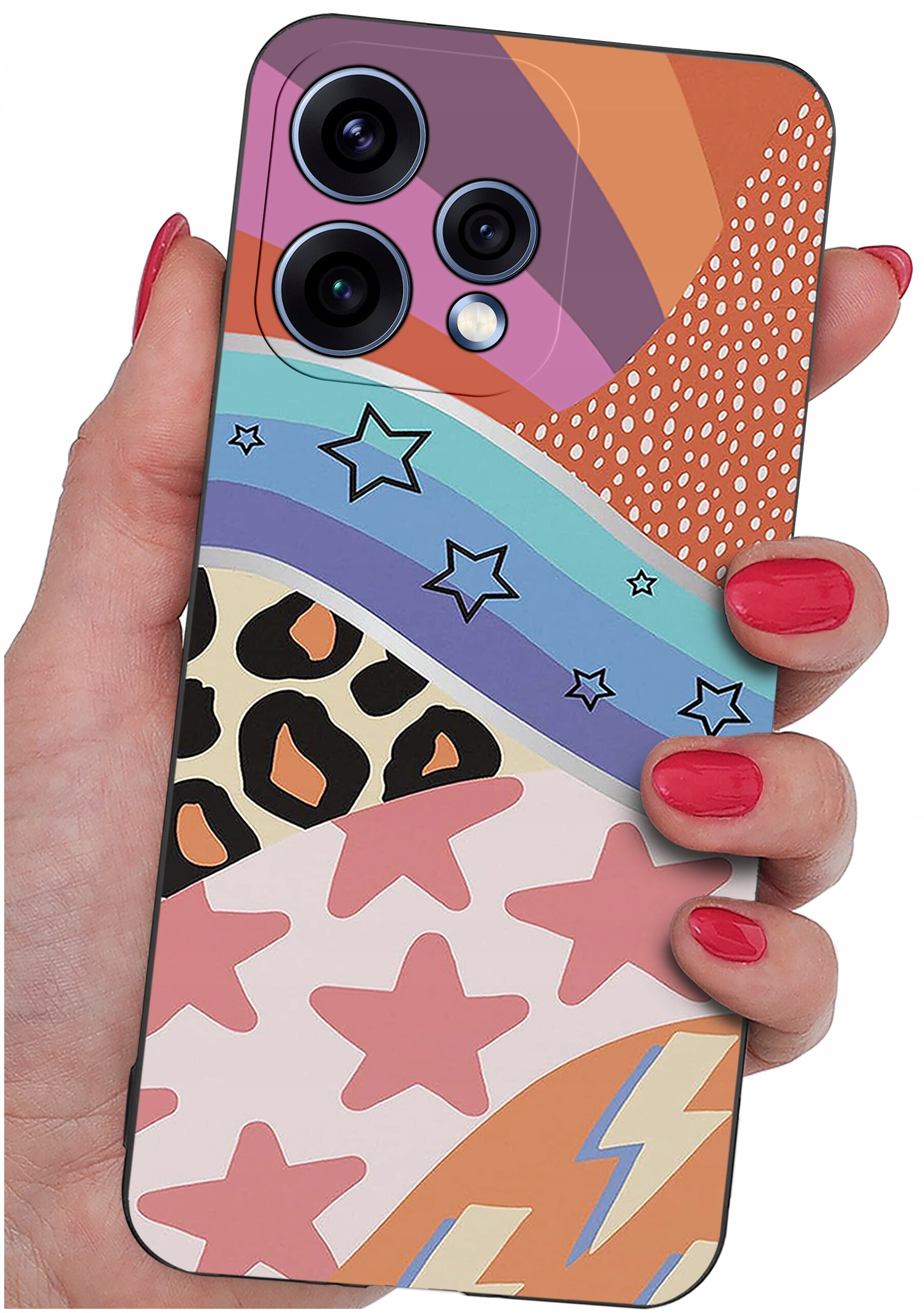 Etui na telefon z kolorowym wzorem w gwiazdy, paski i kropki, trzymane w dłoni z pomalowanymi na czerwono paznokciami. Widoczne są trzy obiektywy aparatu na tylnej części etui.