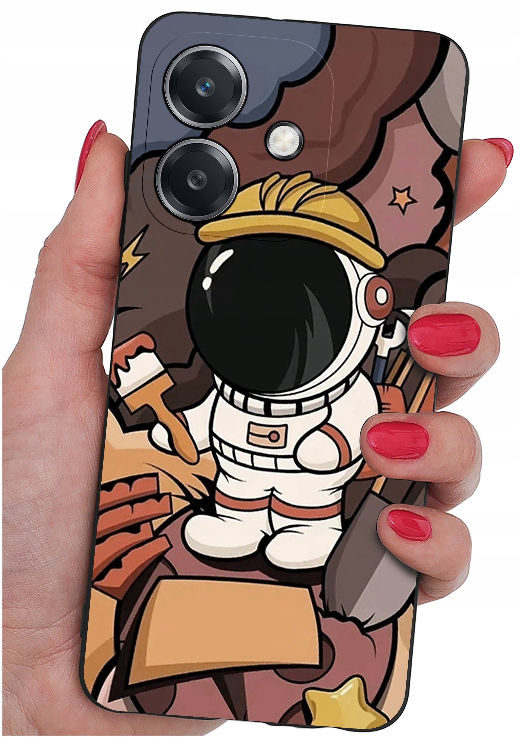 Etui na telefon z kolorowym wzorem przedstawiającym postać astronauty trzymającego pędzel. Etui jest trzymane w dłoni z pomalowanymi na czerwono paznokciami.