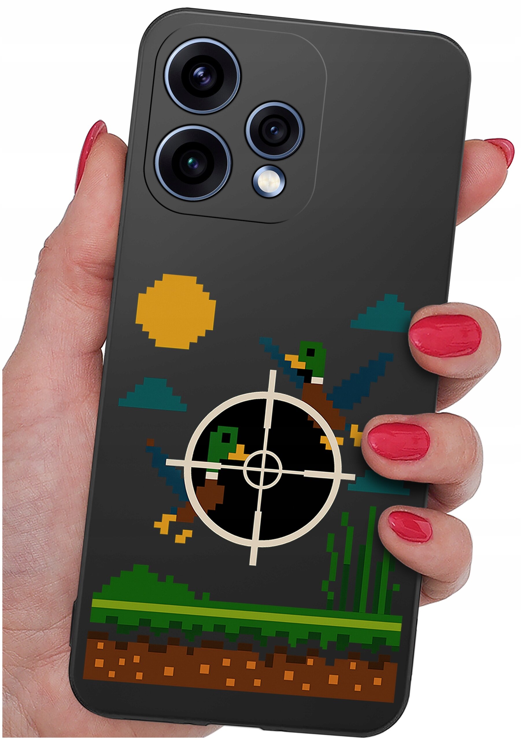 Osoba trzyma telefon z etui przedstawiającym pikselową grafikę z dwoma kaczkami, celownikiem i słońcem na tle. Etui jest ciemne z kolorowymi elementami graficznymi.