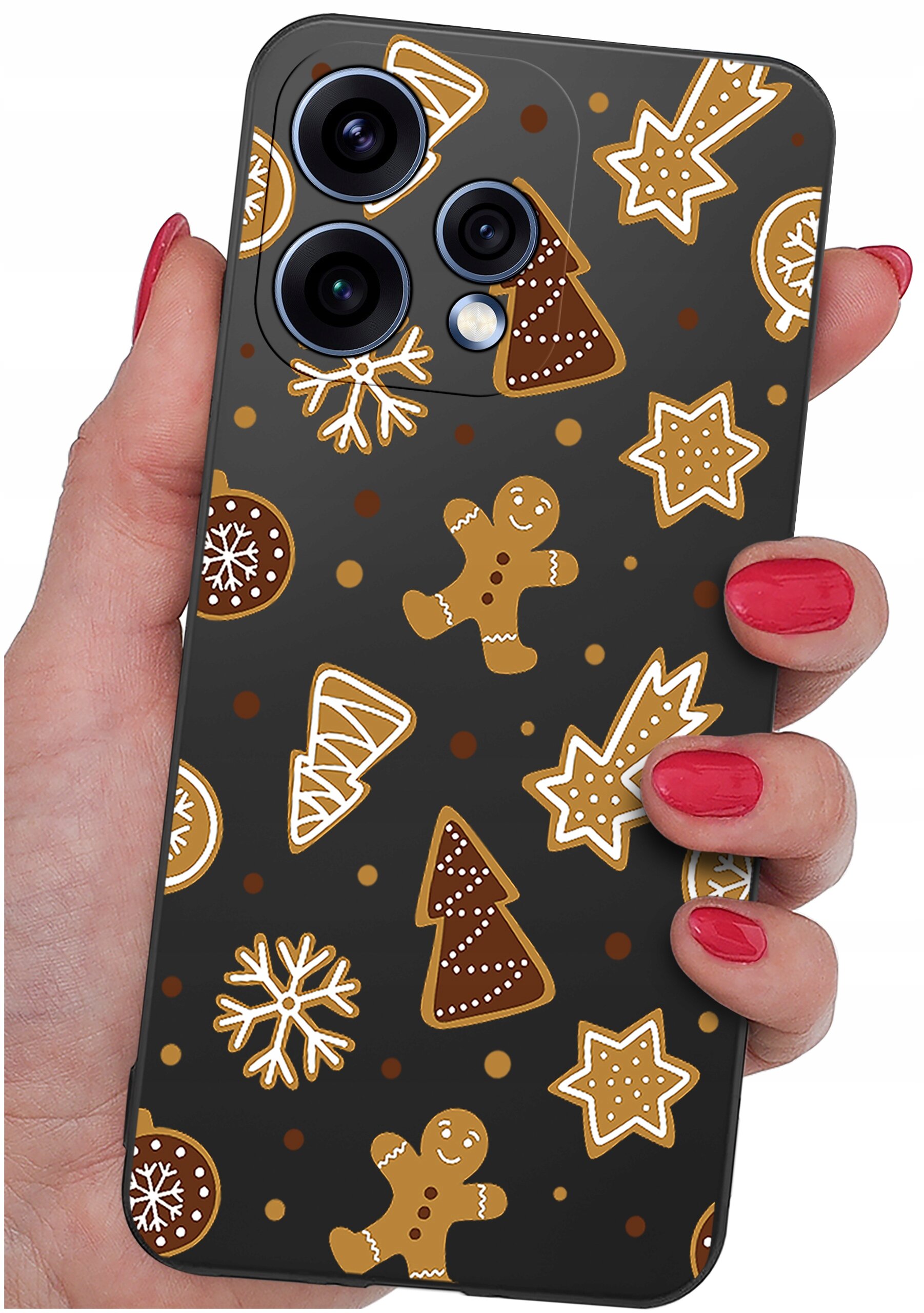Osoba trzyma telefon z etui ozdobionym wzorami pierników, gwiazdek i choinek na ciemnym tle. Etui ma wycięcia na trzy obiektywy aparatu.