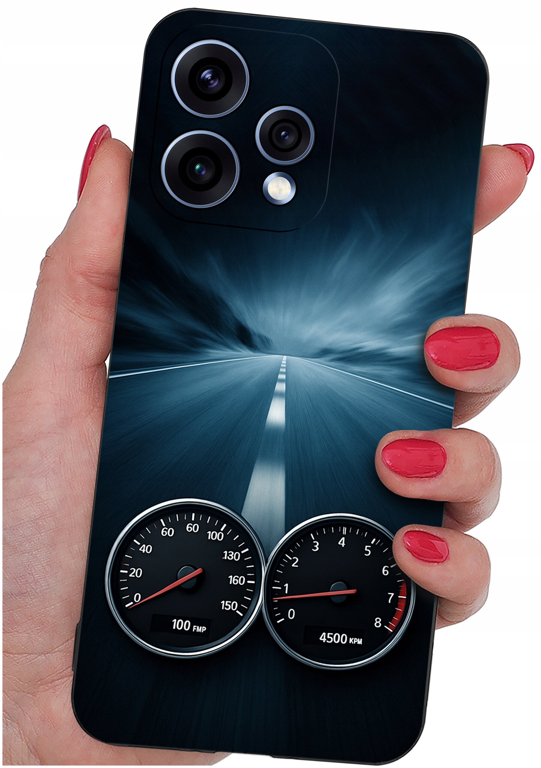 Etui na telefon z motywem drogi i prędkościomierzy, trzymane w dłoni z pomalowanymi na czerwono paznokciami. Na etui widoczne są dwa wskaźniki z oznaczeniami \'100 FMP\' i \'4500 KPM\'.