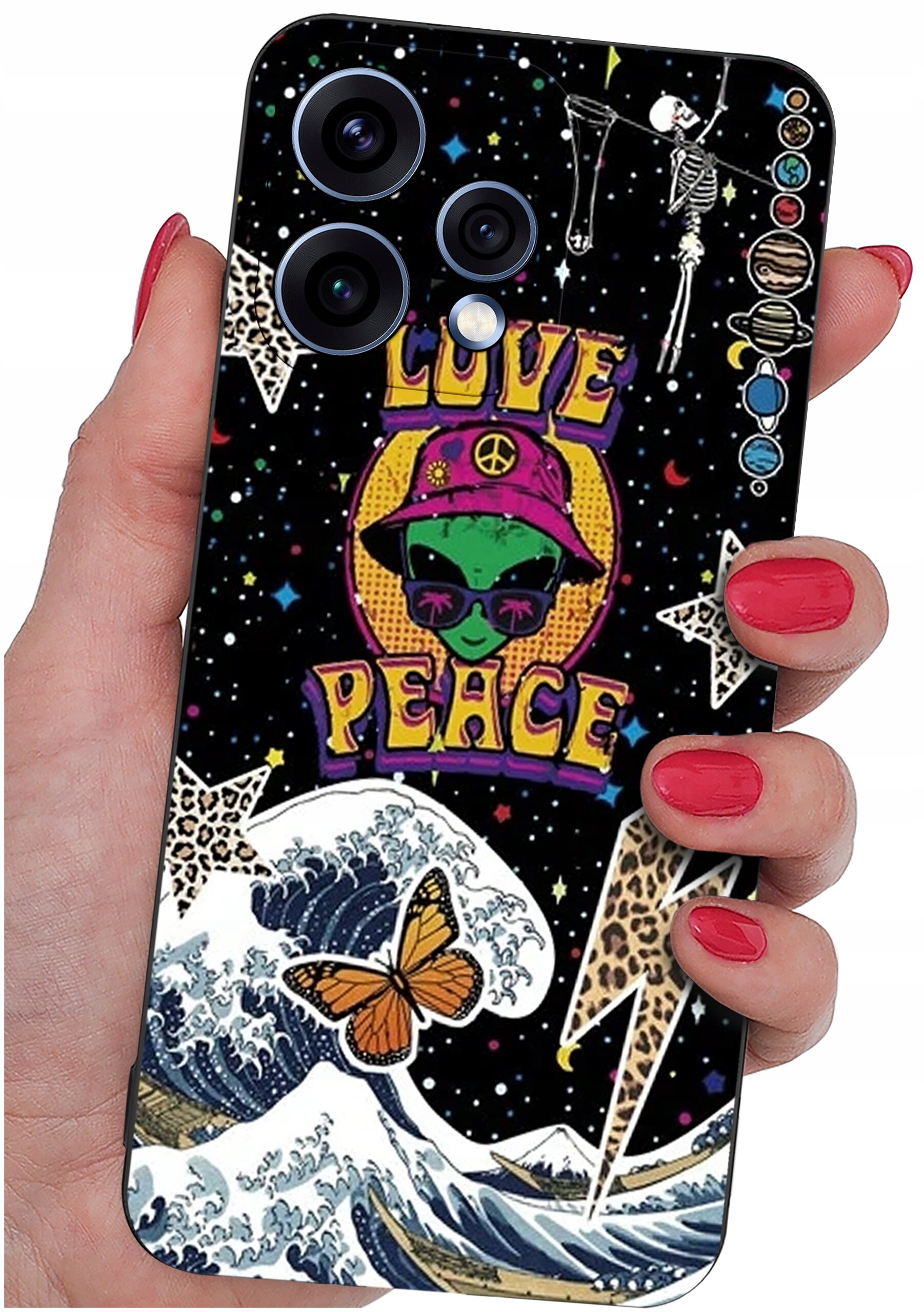 Etui na telefon z kolorowym wzorem przedstawiającym zielonego kosmitę w kapeluszu z napisem \'LOVE PEACE\', otoczonego gwiazdami, falą i motylem. Tło jest czarne z różnorodnymi elementami graficznymi, a etui trzymane jest w dłoni z pomalowanymi na czerwono paznokciami.