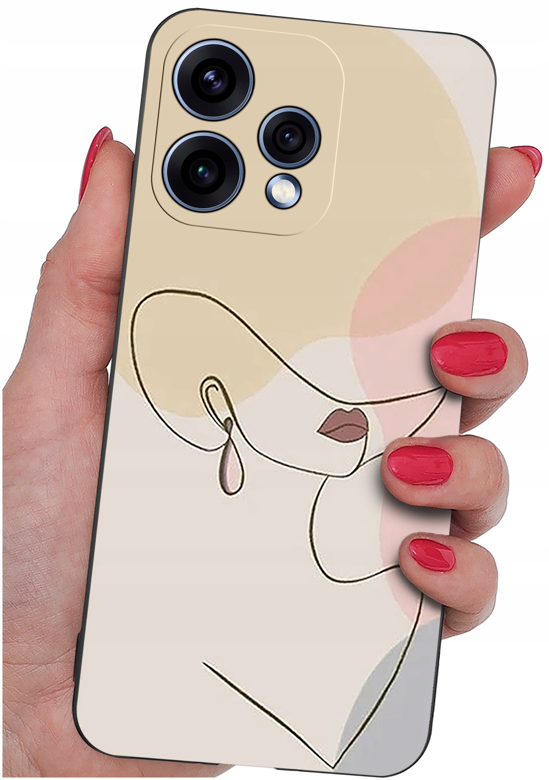 Etui na telefon z abstrakcyjnym wzorem przedstawiającym twarz w pastelowych kolorach, trzymane w dłoni z pomalowanymi na czerwono paznokciami. Na etui widoczne są trzy otwory na aparaty fotograficzne.