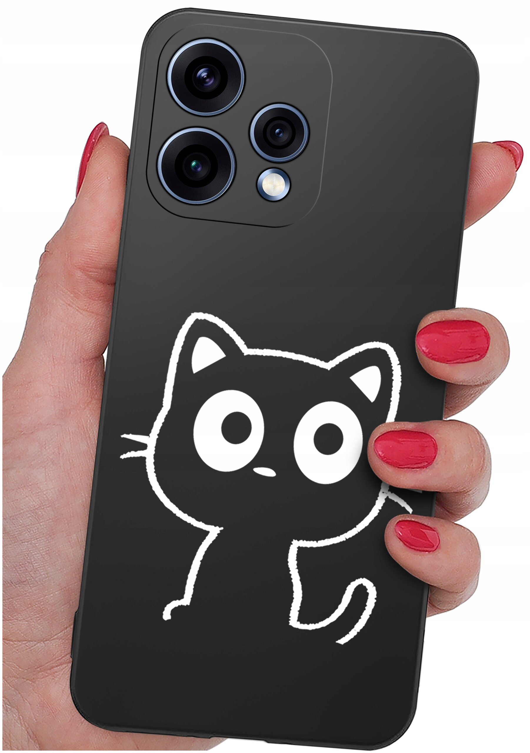Osoba trzyma telefon z czarnym etui, na którym znajduje się biały rysunek kota z dużymi oczami. Etui ma wycięcia na trzy obiektywy aparatu i lampę błyskową.